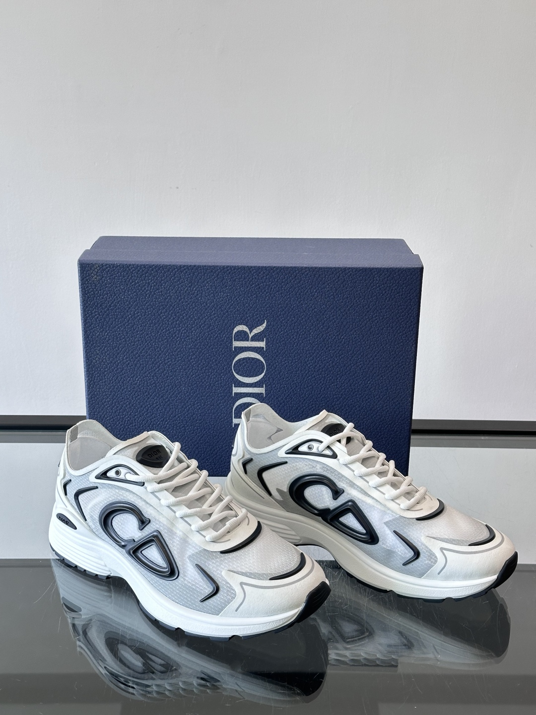 👟Dior B30 Countdown Tech运动鞋，采用多层透明尼龙+网布拼接，透气又有未来感✨。鞋