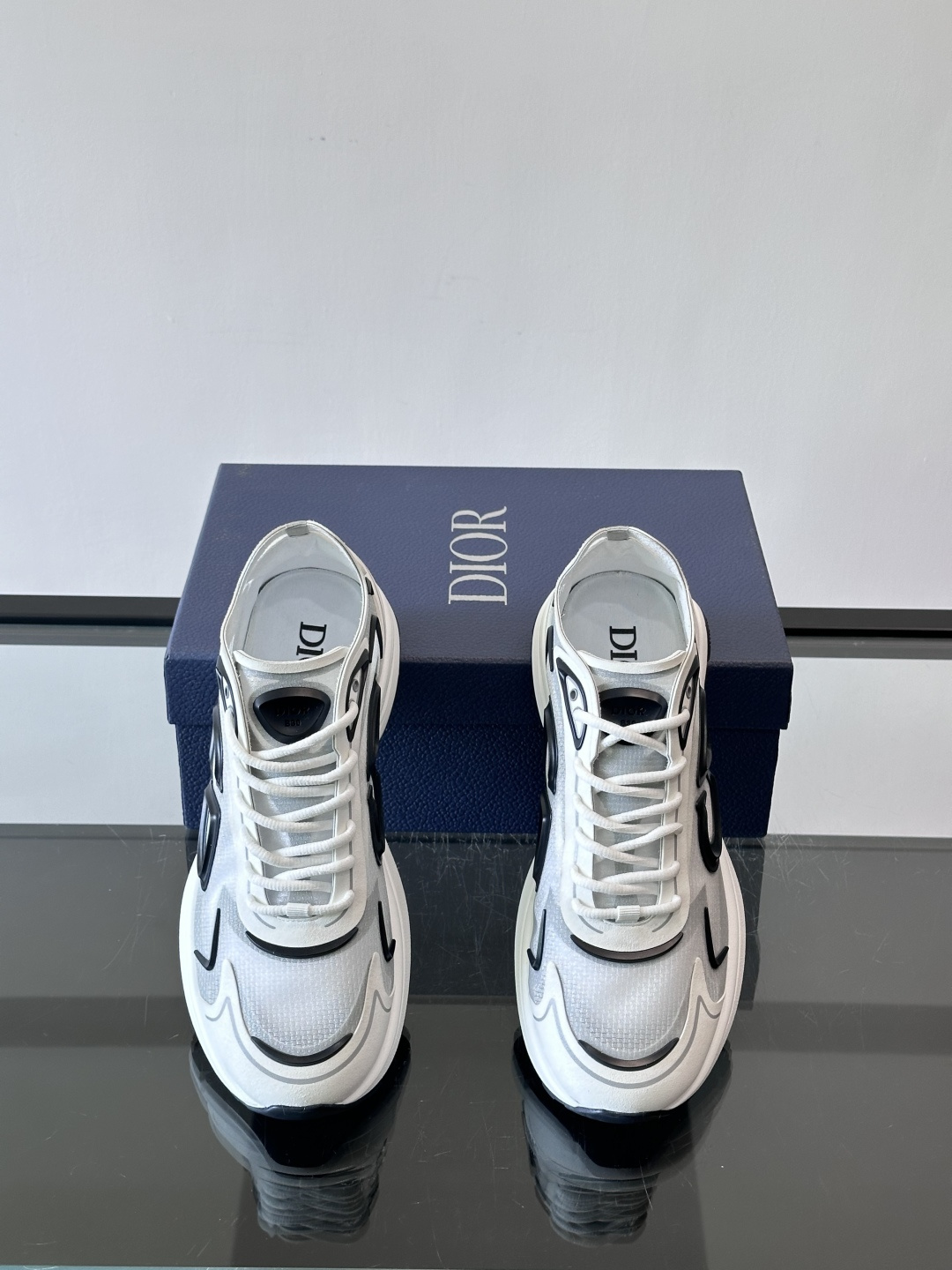 👟Dior B30 Countdown Tech运动鞋，采用多层透明尼龙+网布拼接，透气又有未来感✨。鞋