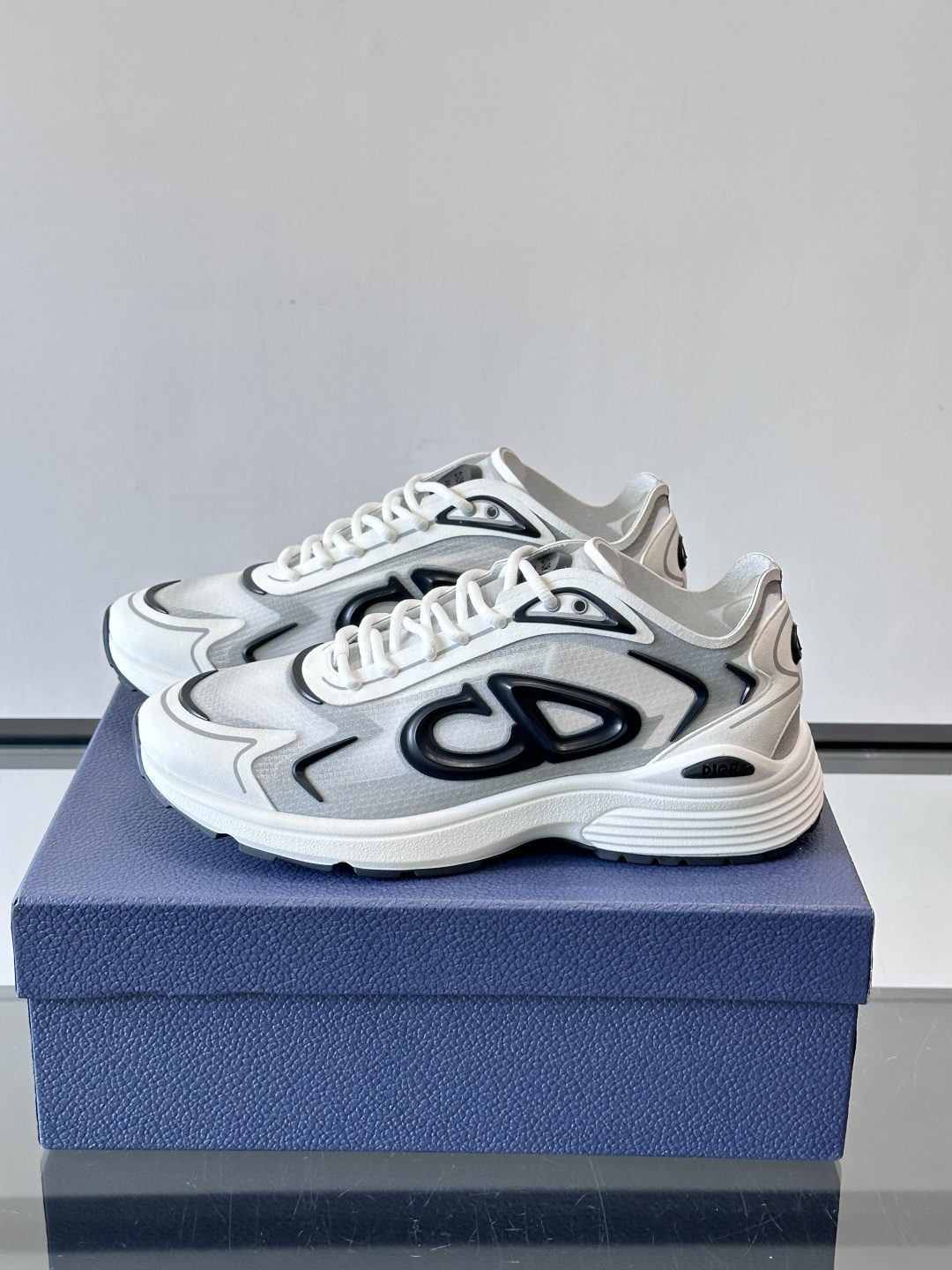 👟Dior B30 Countdown Tech运动鞋，采用多层透明尼龙+网布拼接，透气又有未来感✨。鞋