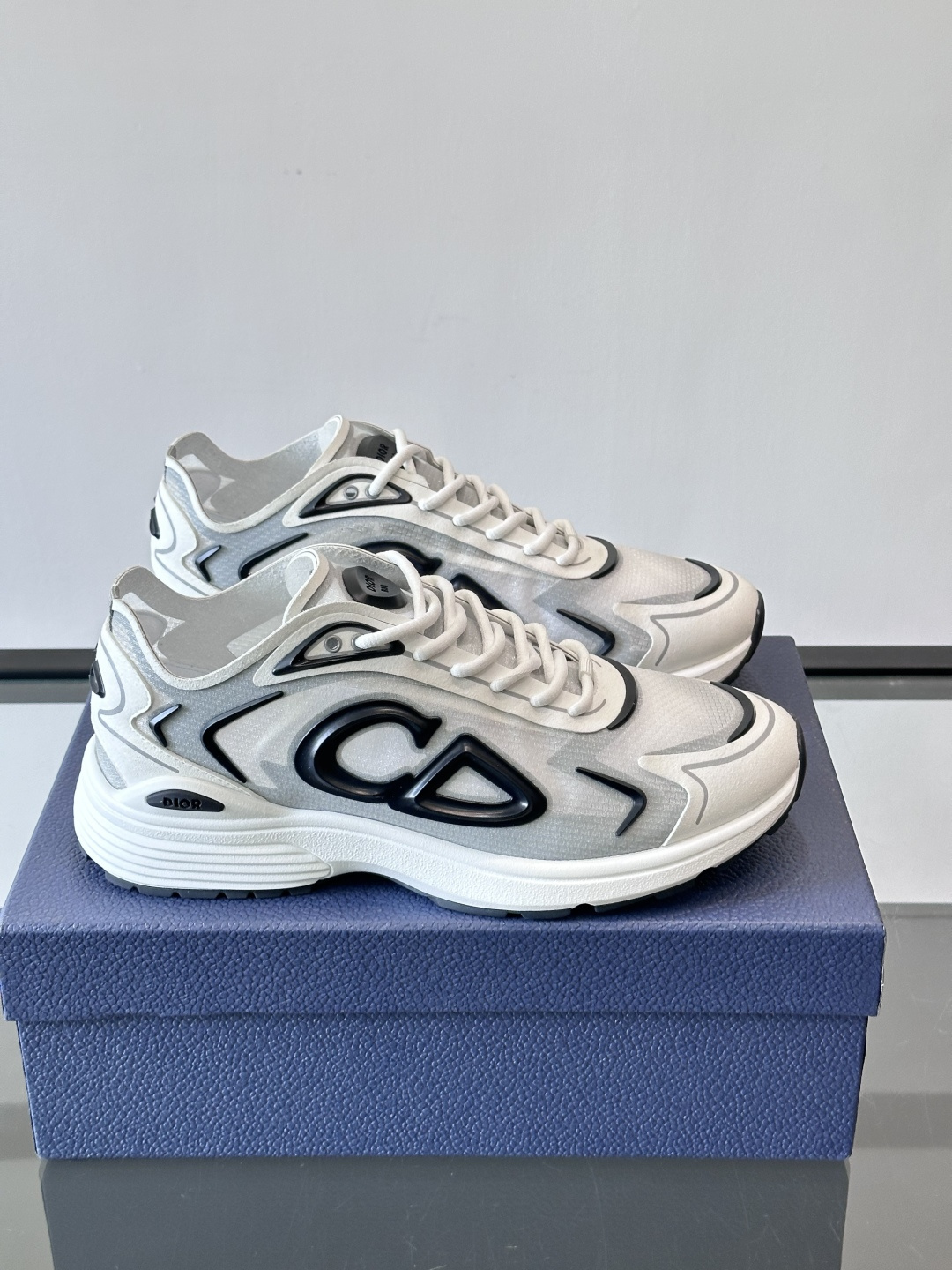 👟Dior B30 Countdown Tech运动鞋，采用多层透明尼龙+网布拼接，透气又有未来感✨。鞋