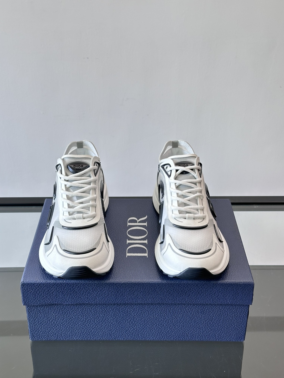 👟Dior B30 Countdown Tech运动鞋，采用多层透明尼龙+网布拼接，透气又有未来感✨。鞋