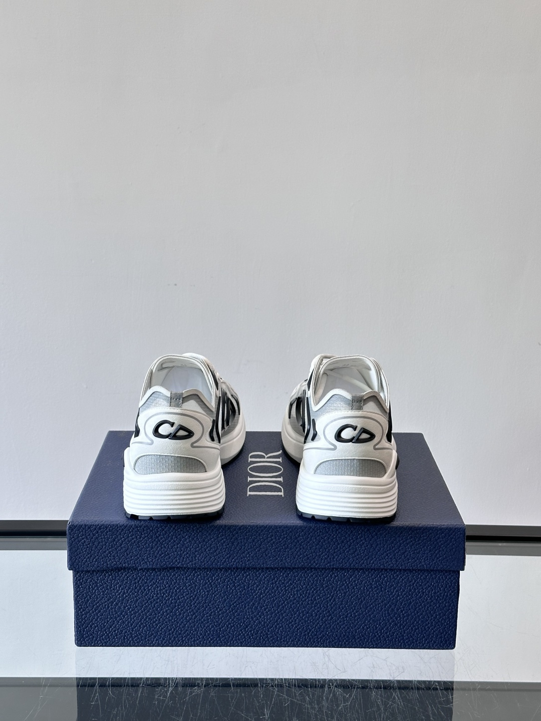 👟Dior B30 Countdown Tech运动鞋，采用多层透明尼龙+网布拼接，透气又有未来感✨。鞋