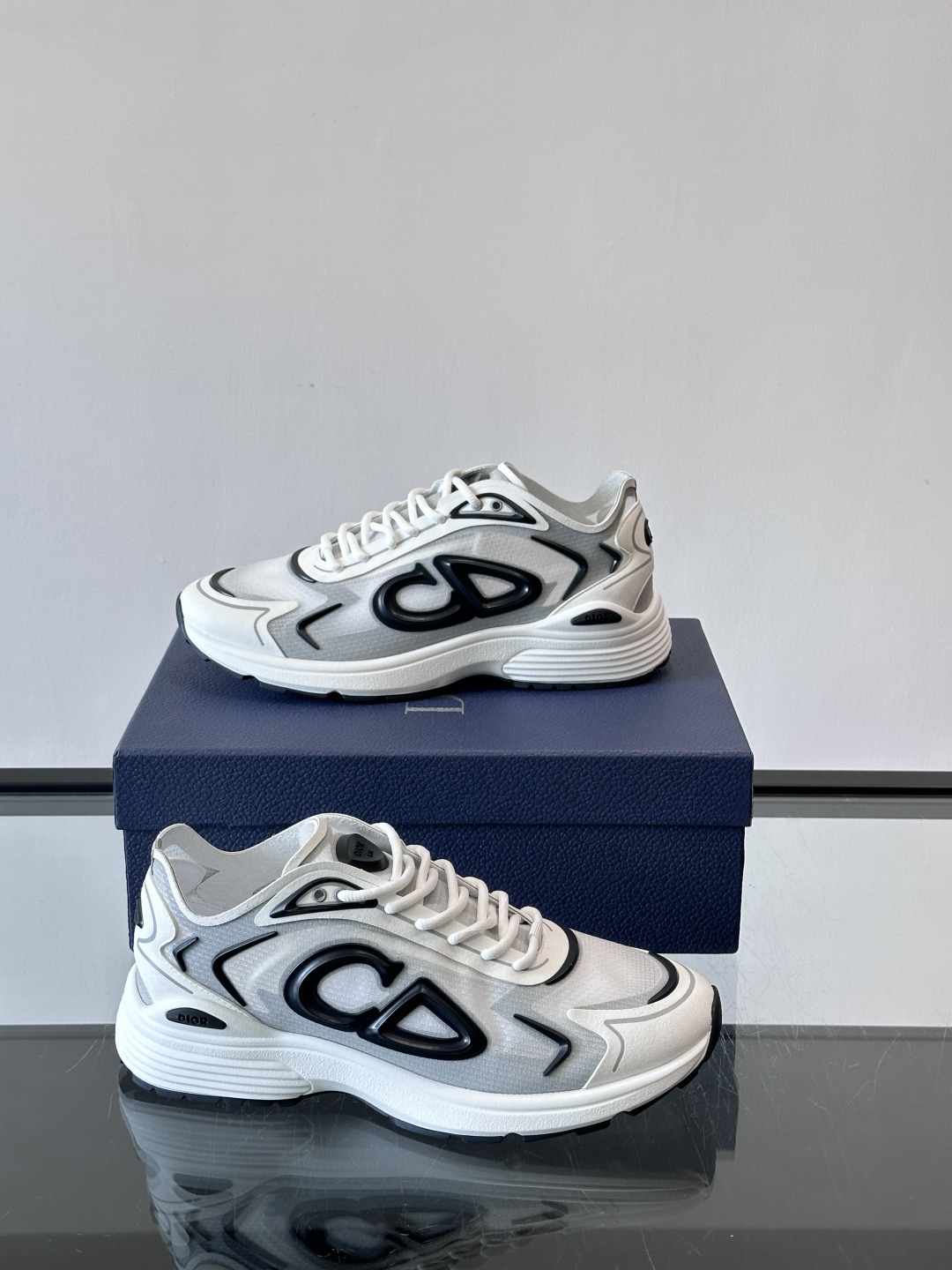 👟Dior B30 Countdown Tech运动鞋，采用多层透明尼龙+网布拼接，透气又有未来感✨。鞋