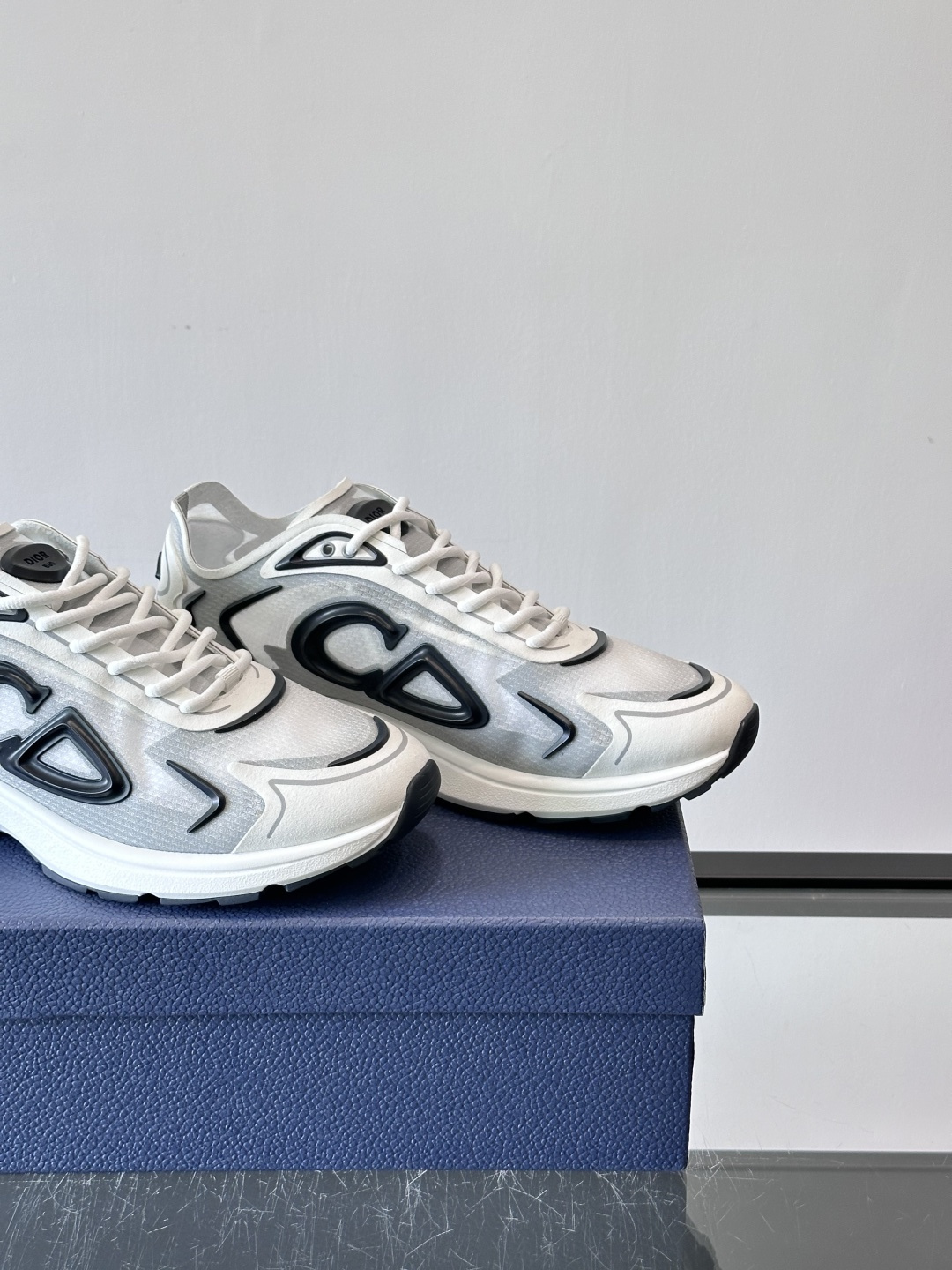 👟Dior B30 Countdown Tech运动鞋，采用多层透明尼龙+网布拼接，透气又有未来感✨。鞋