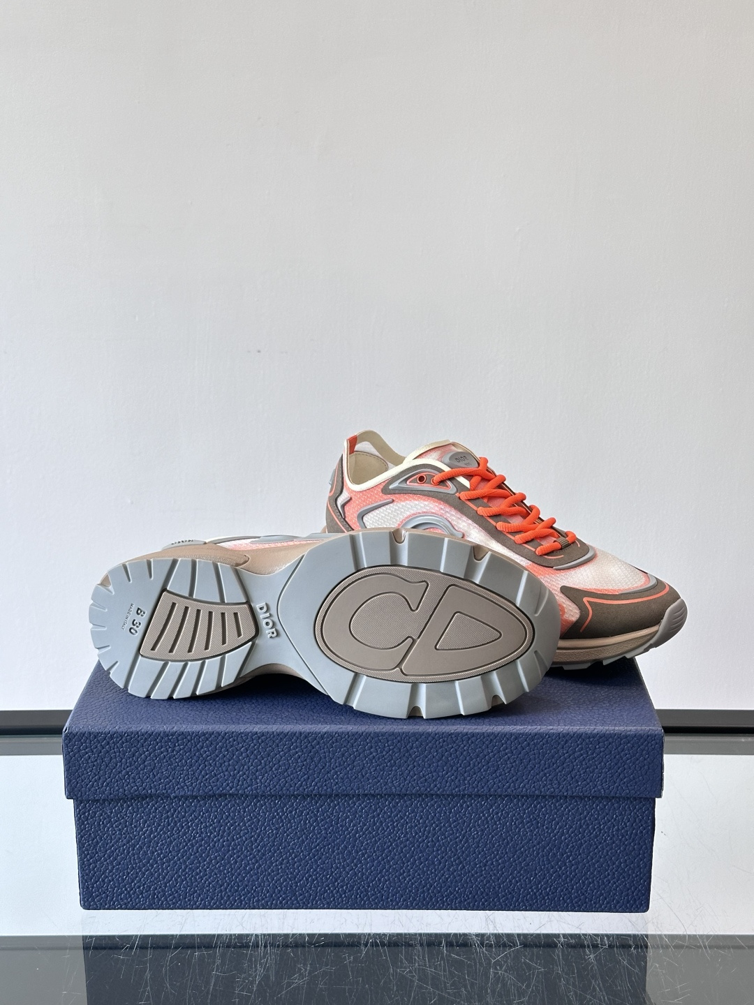 👟Dior B30 Countdown Tech运动鞋，采用多层透明尼龙+网布拼接，透气又有未来感✨。鞋
