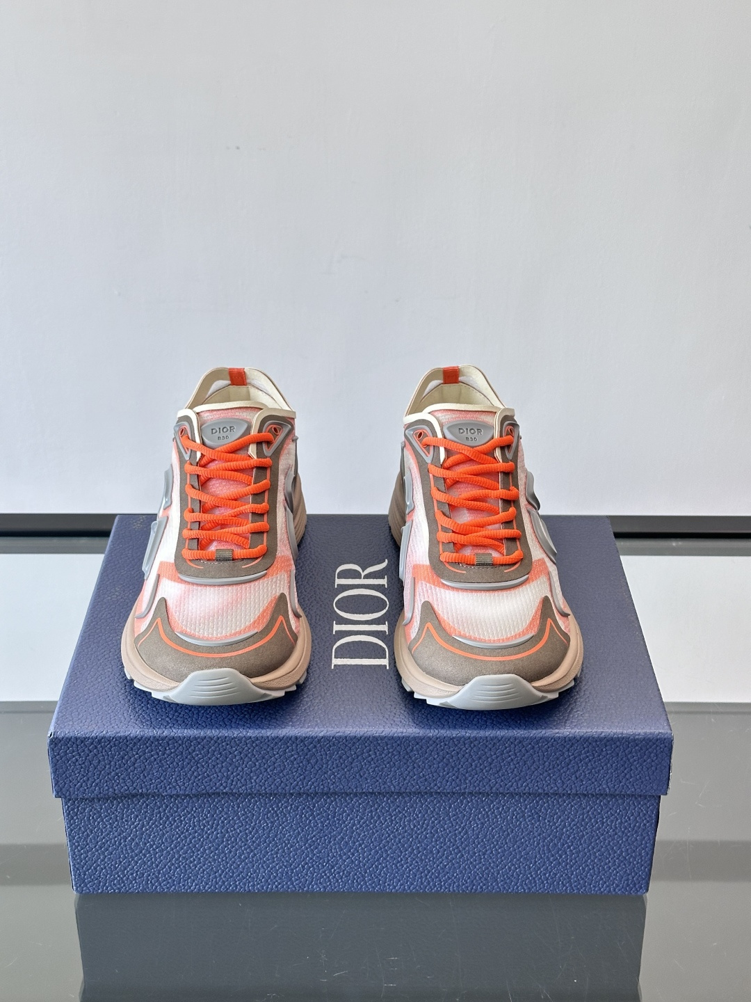 👟Dior B30 Countdown Tech运动鞋，采用多层透明尼龙+网布拼接，透气又有未来感✨。鞋