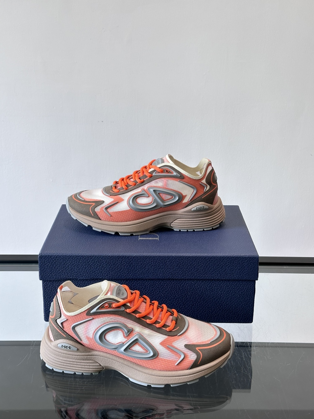 👟Dior B30 Countdown Tech运动鞋，采用多层透明尼龙+网布拼接，透气又有未来感✨。鞋