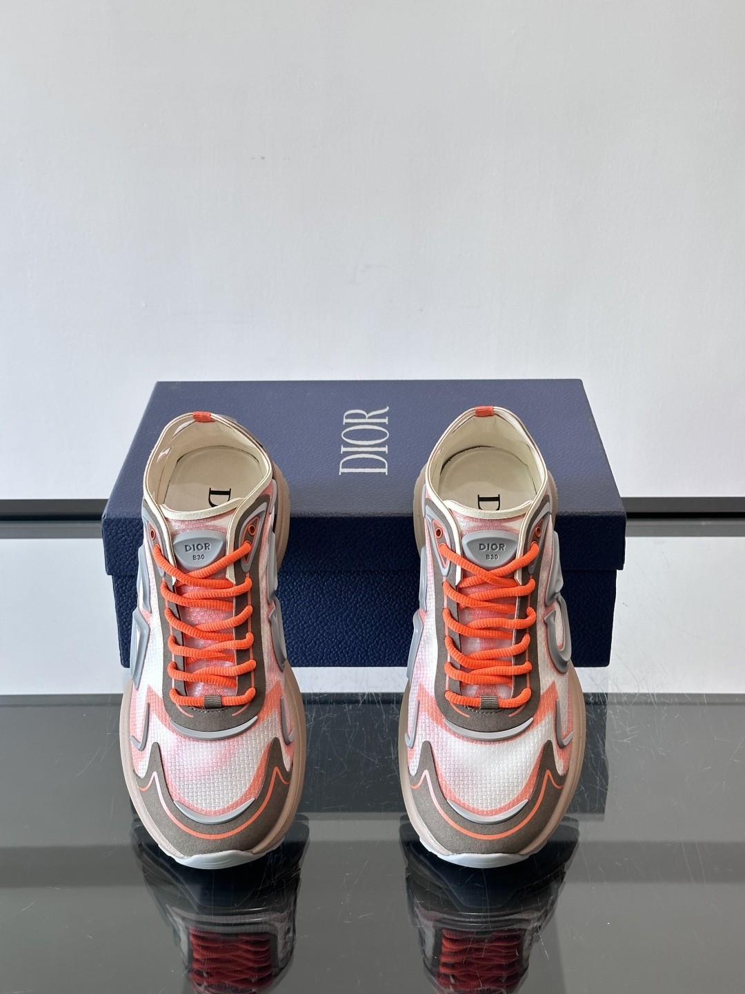 👟Dior B30 Countdown Tech运动鞋，采用多层透明尼龙+网布拼接，透气又有未来感✨。鞋