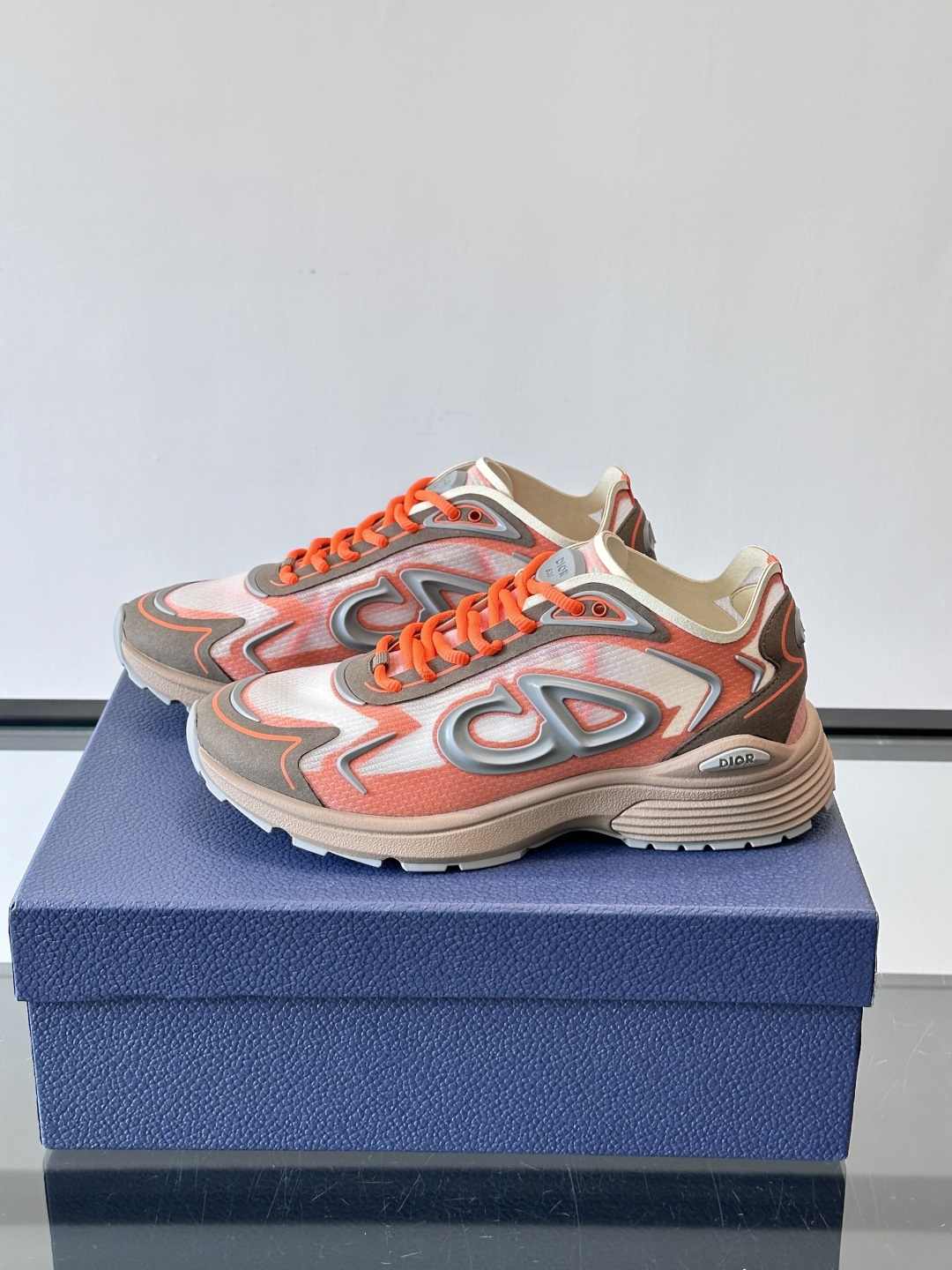 👟Dior B30 Countdown Tech运动鞋，采用多层透明尼龙+网布拼接，透气又有未来感✨。鞋