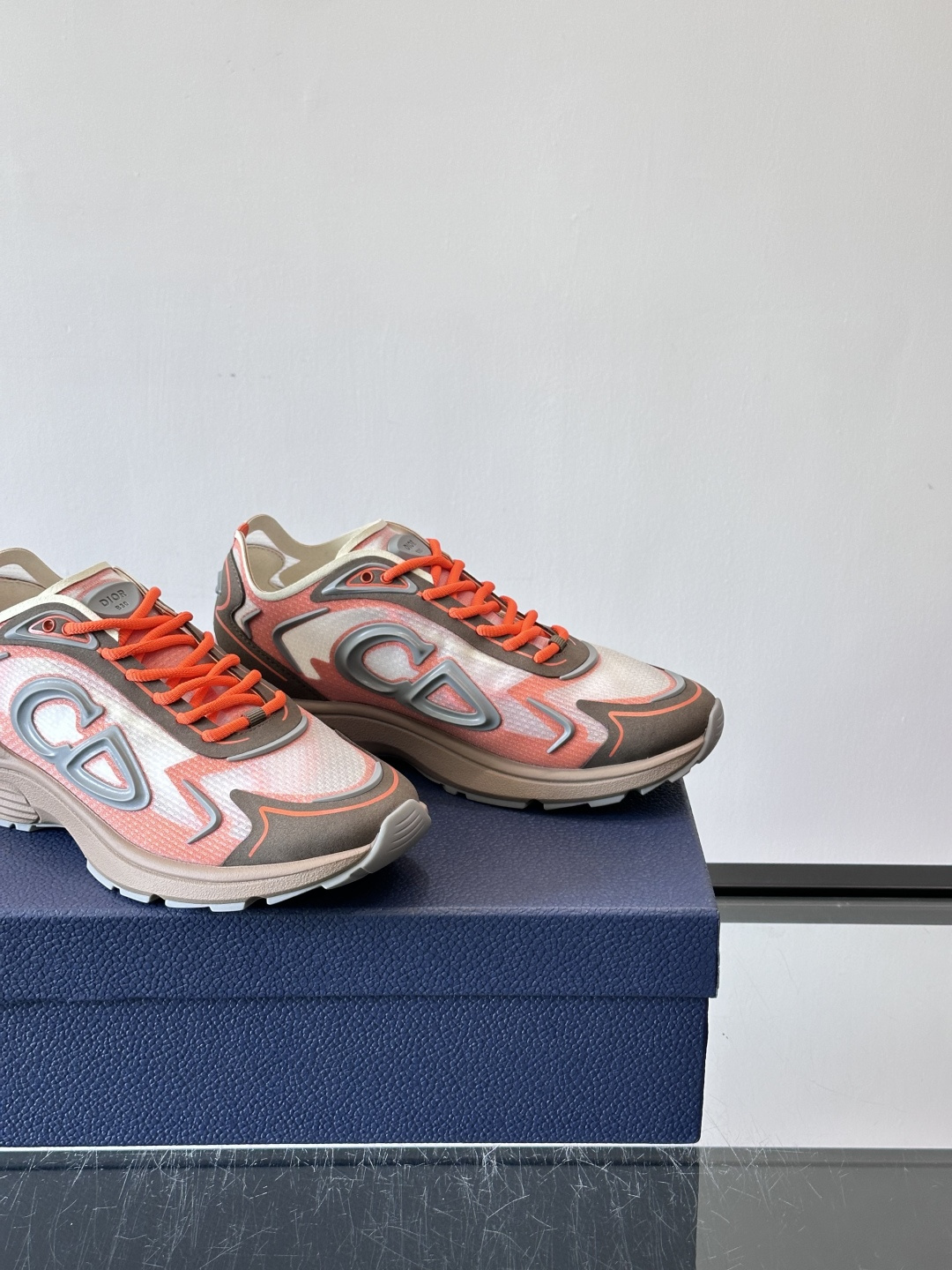 👟Dior B30 Countdown Tech运动鞋，采用多层透明尼龙+网布拼接，透气又有未来感✨。鞋