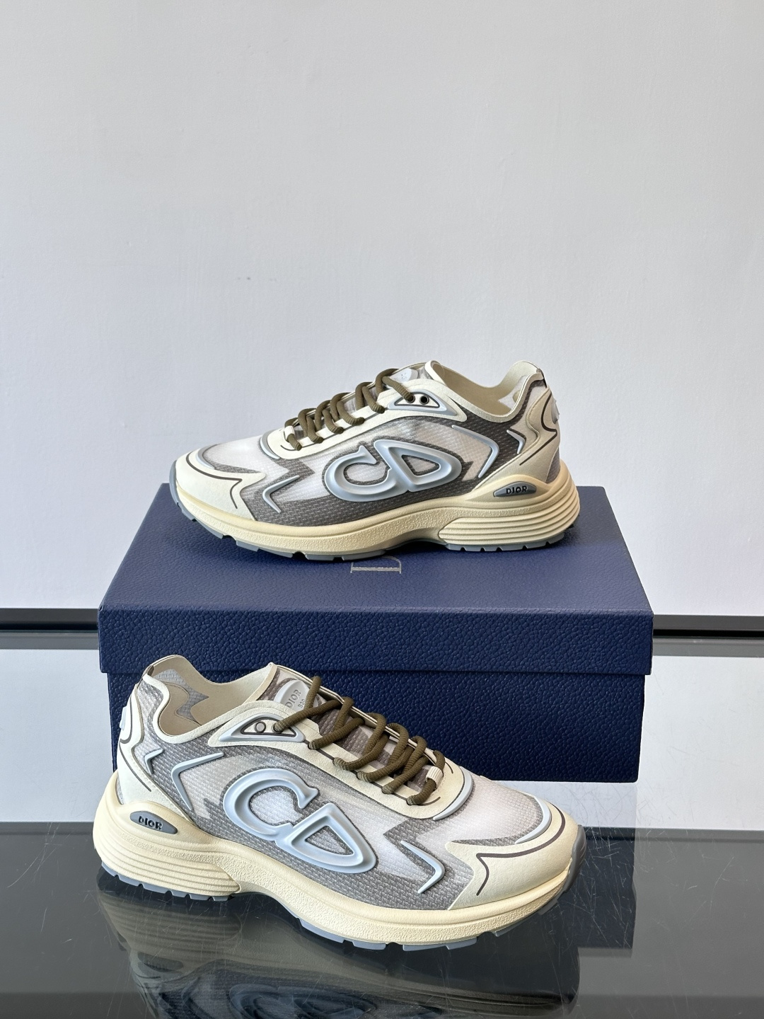 👟Dior B30 Countdown Tech运动鞋，采用多层透明尼龙+网布拼接，透气又有未来感✨。鞋