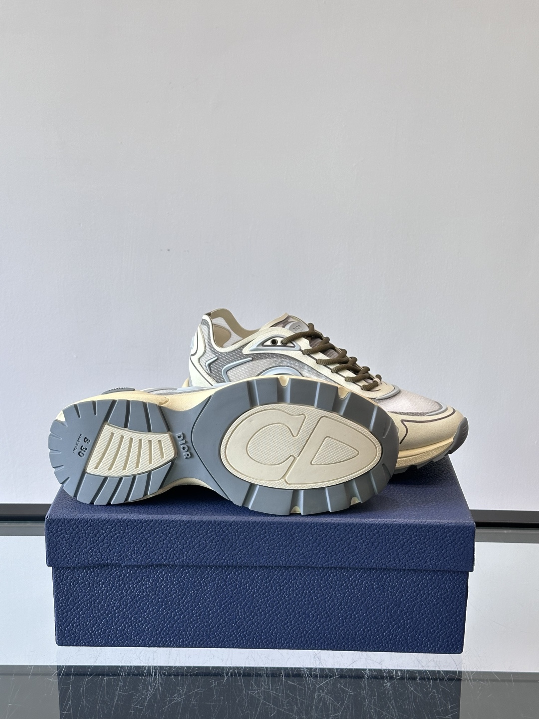 👟Dior B30 Countdown Tech运动鞋，采用多层透明尼龙+网布拼接，透气又有未来感✨。鞋