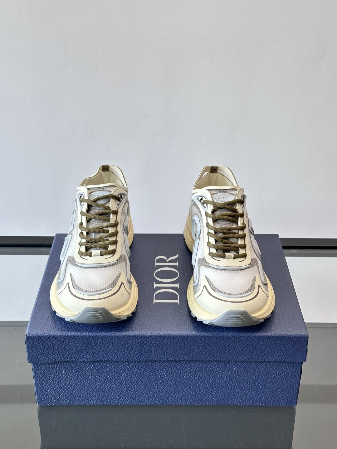 👟Dior B30 Countdown Tech运动鞋，采用多层透明尼龙+网布拼接，透气又有未来感✨。鞋