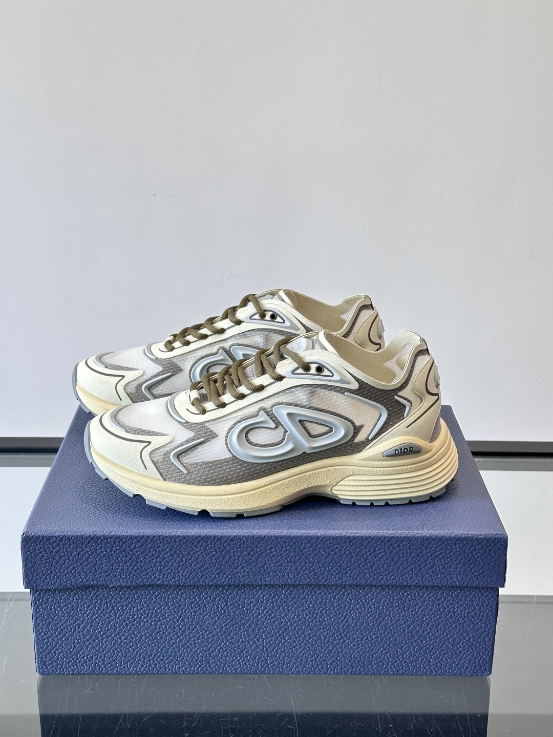 👟Dior B30 Countdown Tech运动鞋，采用多层透明尼龙+网布拼接，透气又有未来感✨。鞋