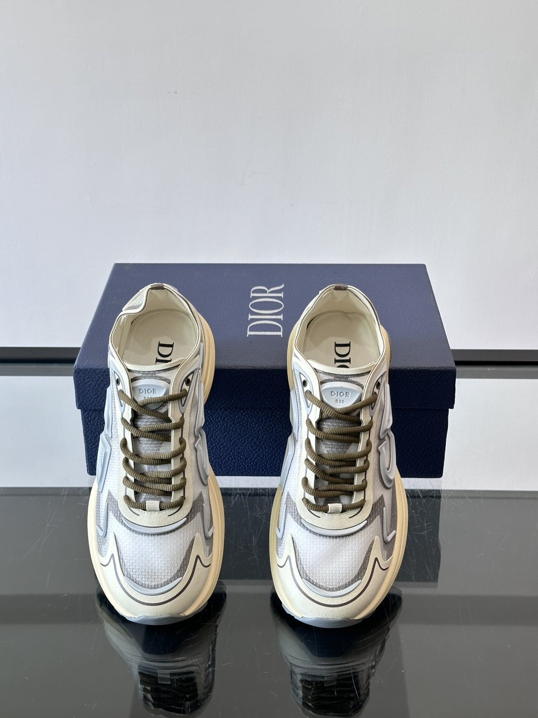 👟Dior B30 Countdown Tech运动鞋，采用多层透明尼龙+网布拼接，透气又有未来感✨。鞋