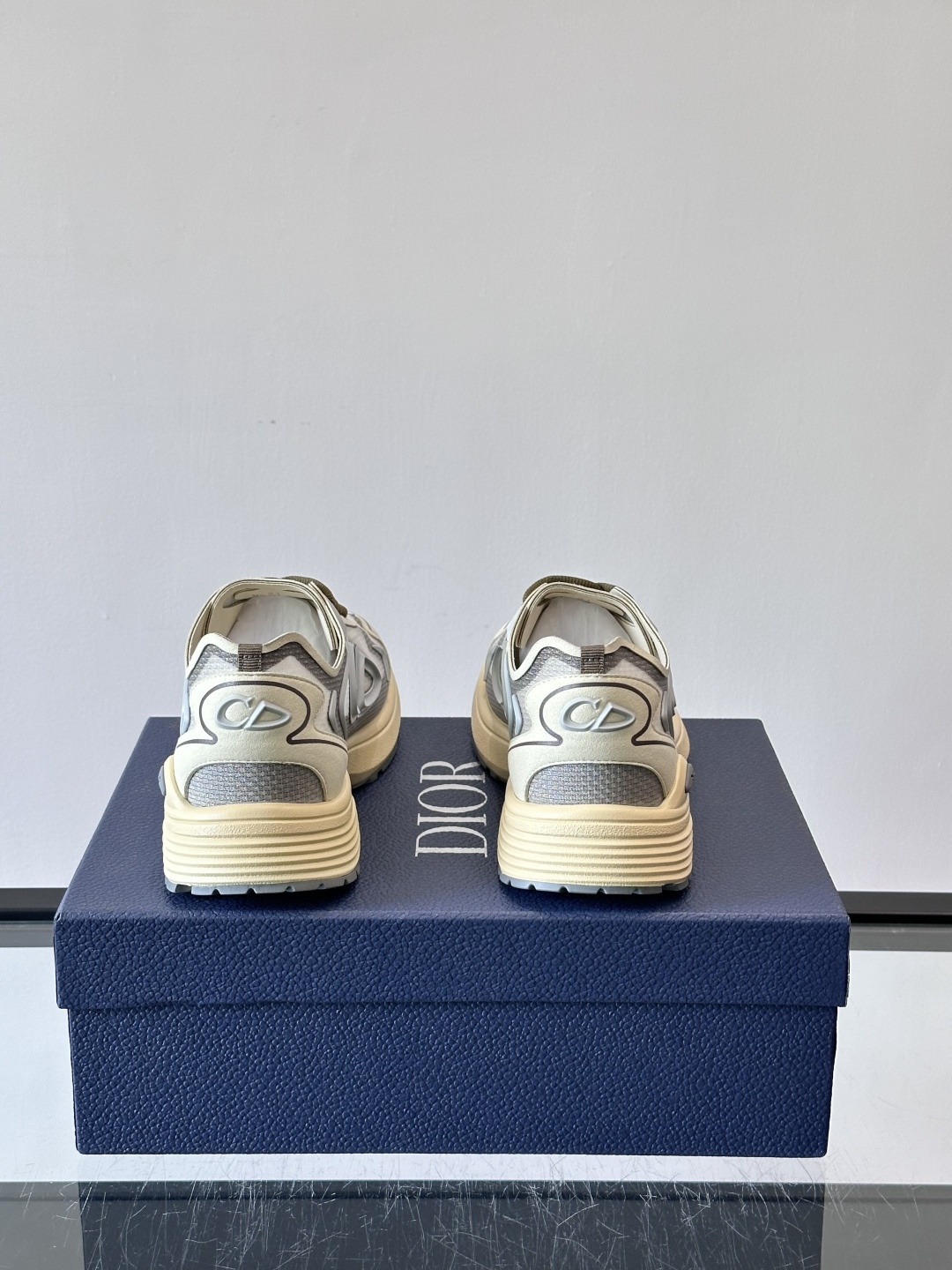 👟Dior B30 Countdown Tech运动鞋，采用多层透明尼龙+网布拼接，透气又有未来感✨。鞋