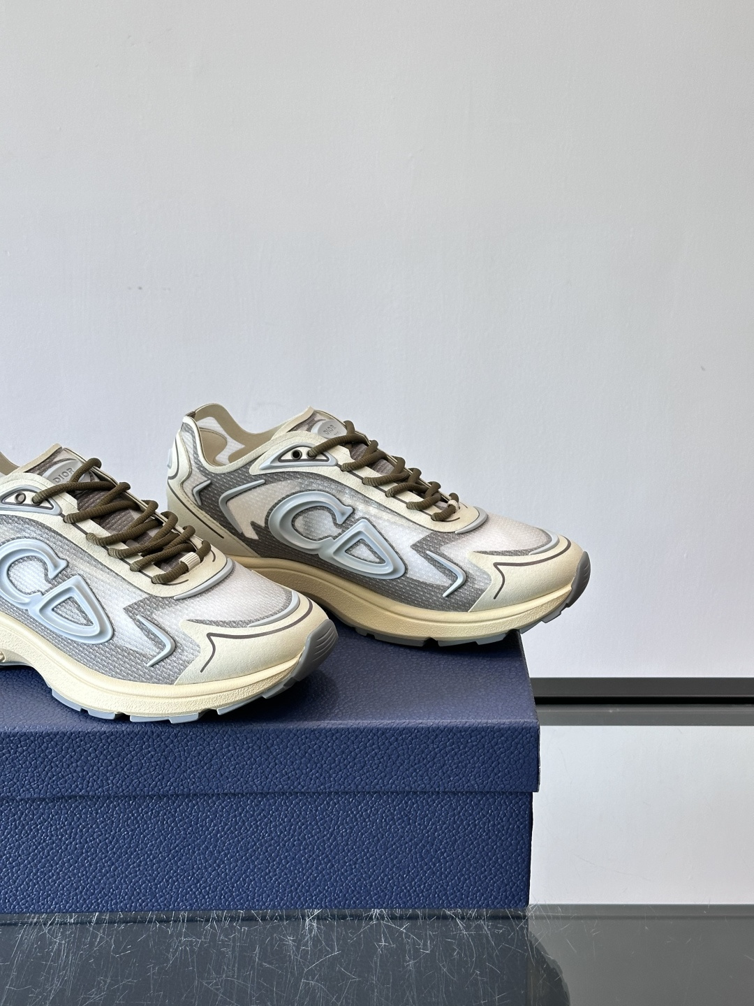 👟Dior B30 Countdown Tech运动鞋，采用多层透明尼龙+网布拼接，透气又有未来感✨。鞋