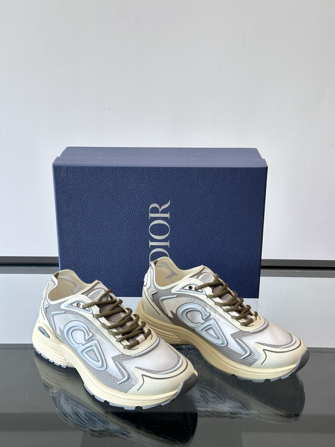 👟Dior B30 Countdown Tech运动鞋，采用多层透明尼龙+网布拼接，透气又有未来感✨。鞋