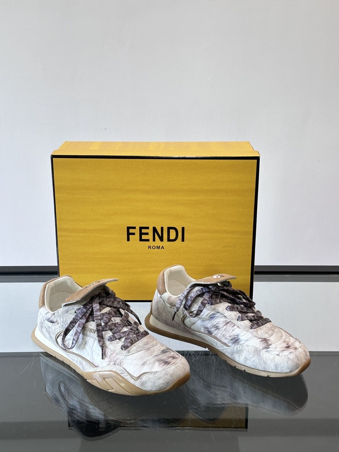 👟FENDI Wave Pulse系列运动鞋，复古做旧风格超有辨识度！鞋面用高科技布料+泼墨纹理，艺术感