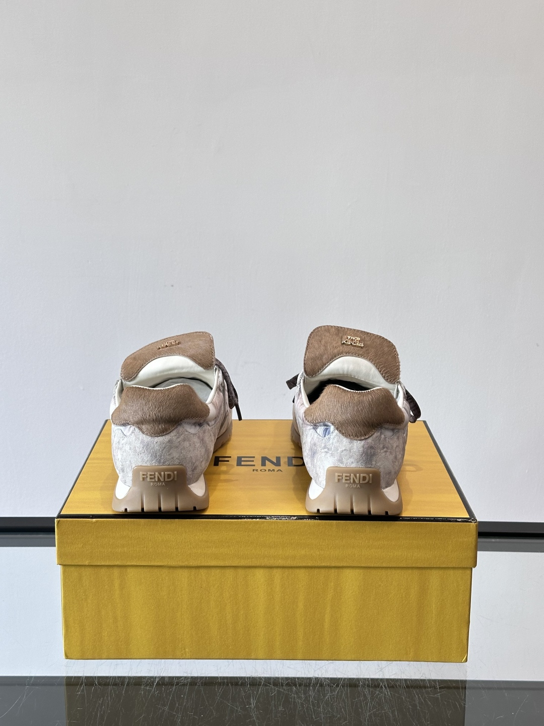 👟FENDI Wave Pulse系列运动鞋，复古做旧风格超有辨识度！鞋面用高科技布料+泼墨纹理，艺术感