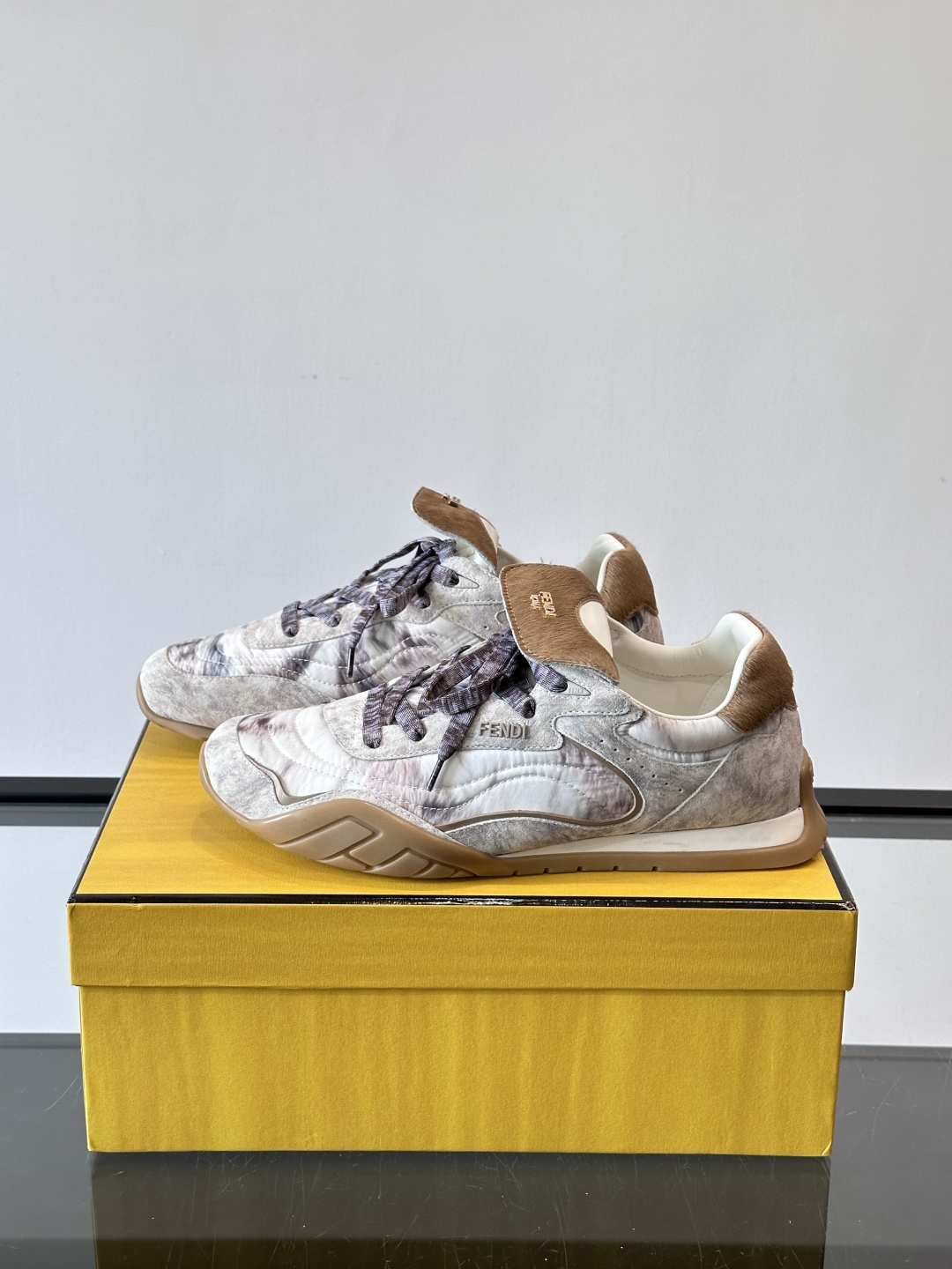 👟FENDI Wave Pulse系列运动鞋，复古做旧风格超有辨识度！鞋面用高科技布料+泼墨纹理，艺术感