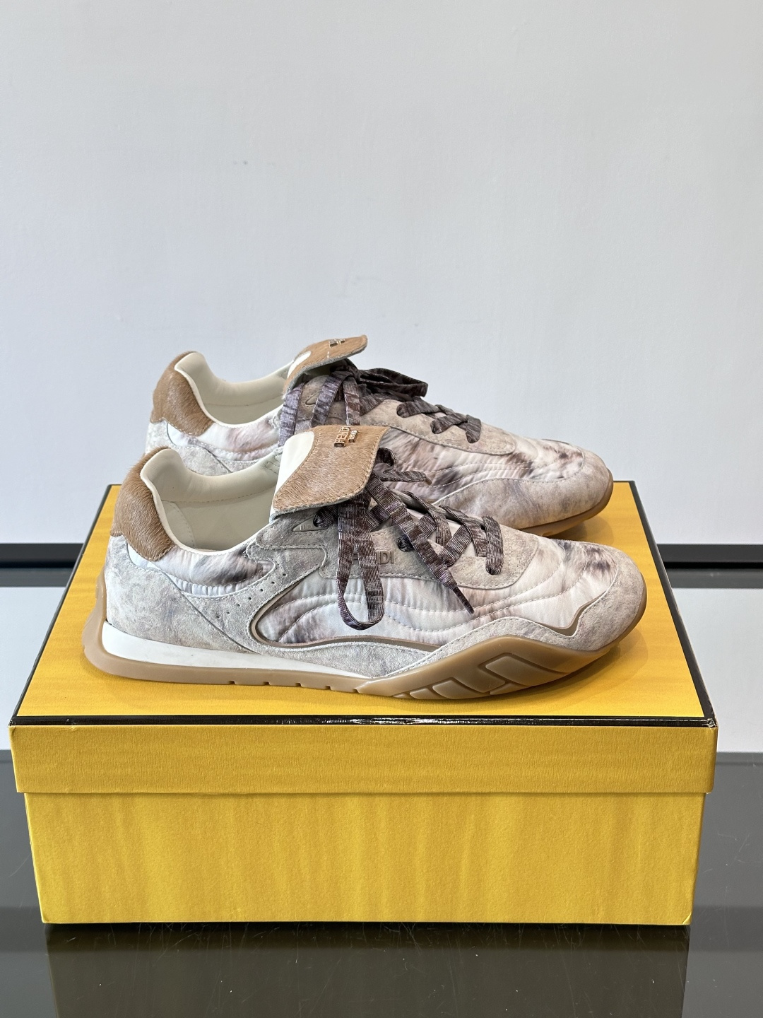 👟FENDI Wave Pulse系列运动鞋，复古做旧风格超有辨识度！鞋面用高科技布料+泼墨纹理，艺术感