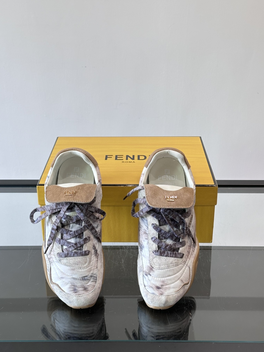 👟FENDI Wave Pulse系列运动鞋，复古做旧风格超有辨识度！鞋面用高科技布料+泼墨纹理，艺术感