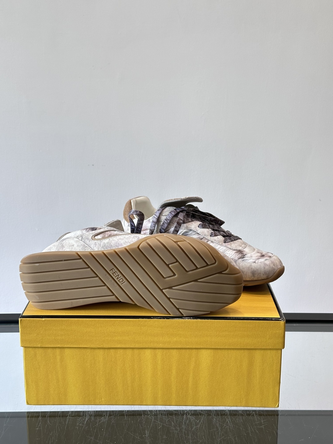 👟FENDI Wave Pulse系列运动鞋，复古做旧风格超有辨识度！鞋面用高科技布料+泼墨纹理，艺术感