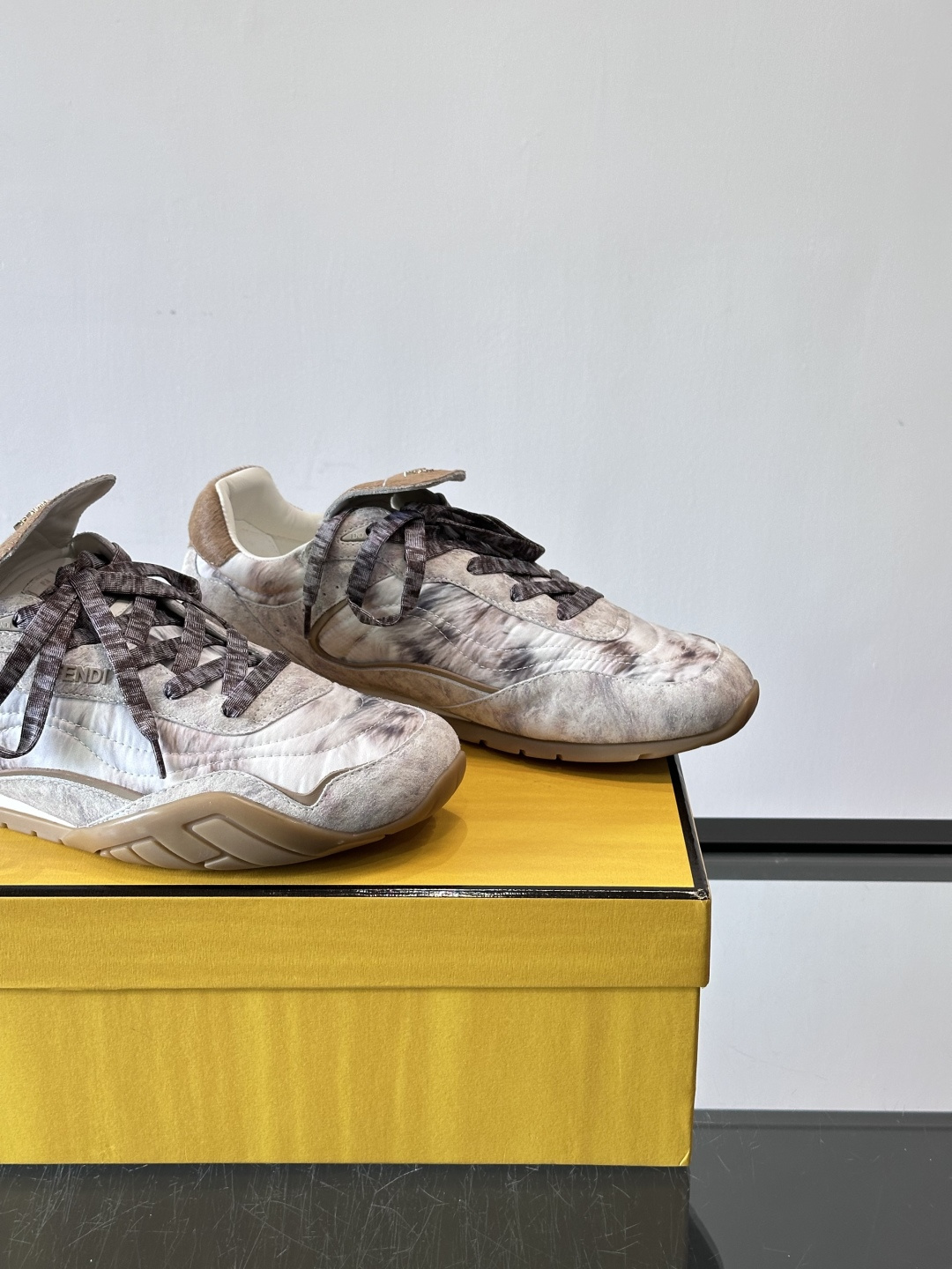 👟FENDI Wave Pulse系列运动鞋，复古做旧风格超有辨识度！鞋面用高科技布料+泼墨纹理，艺术感