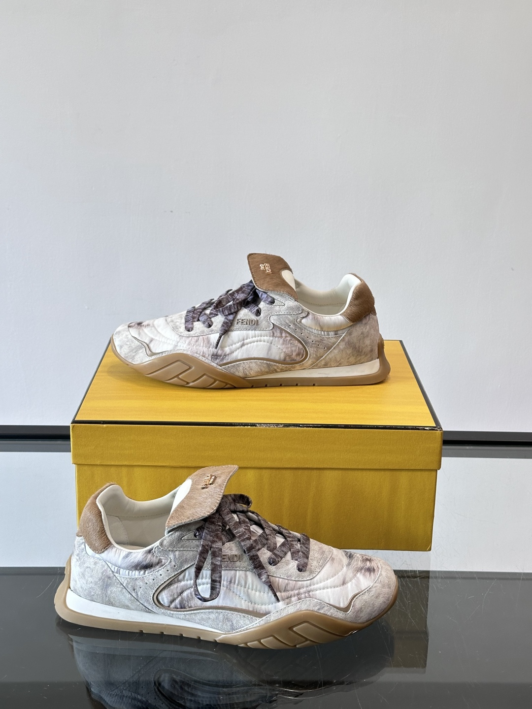 👟FENDI Wave Pulse系列运动鞋，复古做旧风格超有辨识度！鞋面用高科技布料+泼墨纹理，艺术感