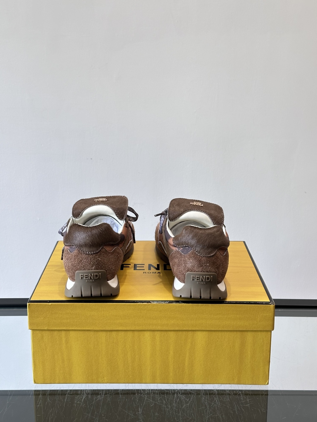 👟FENDI Wave Pulse系列运动鞋，复古做旧风格超有辨识度！鞋面用高科技布料+泼墨纹理，艺术感