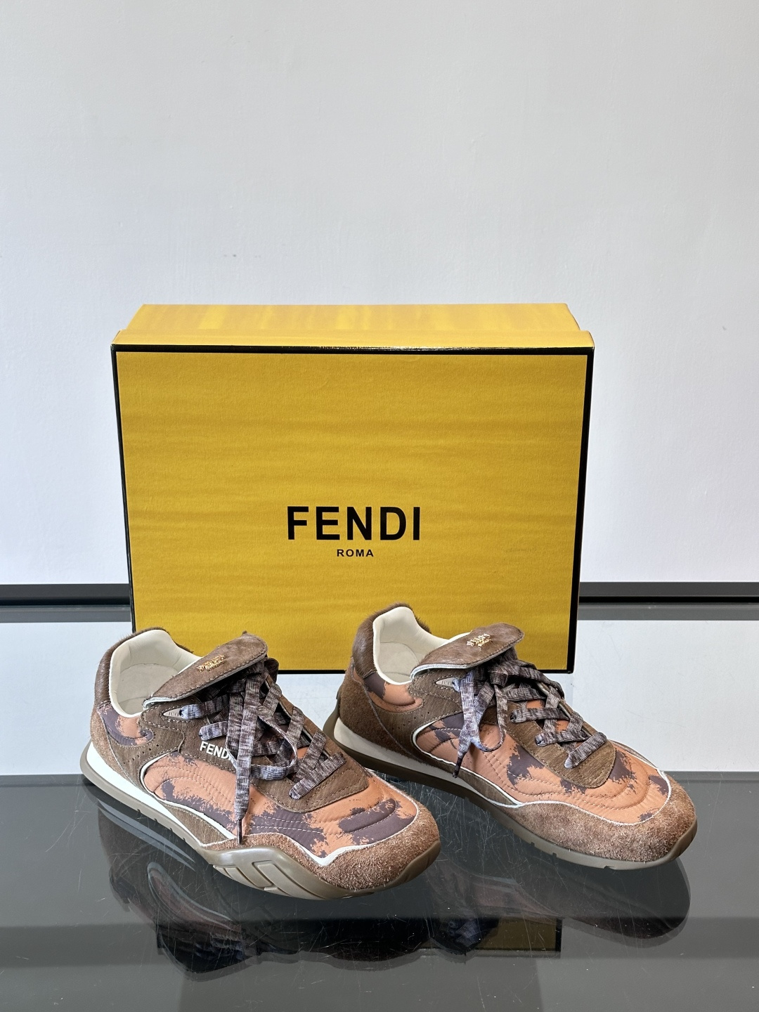 👟FENDI Wave Pulse系列运动鞋，复古做旧风格超有辨识度！鞋面用高科技布料+泼墨纹理，艺术感