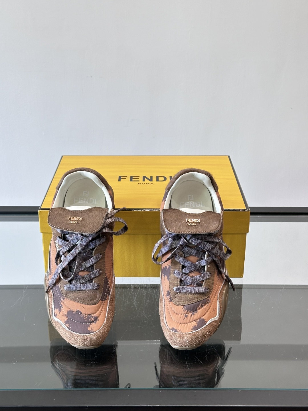 👟FENDI Wave Pulse系列运动鞋，复古做旧风格超有辨识度！鞋面用高科技布料+泼墨纹理，艺术感