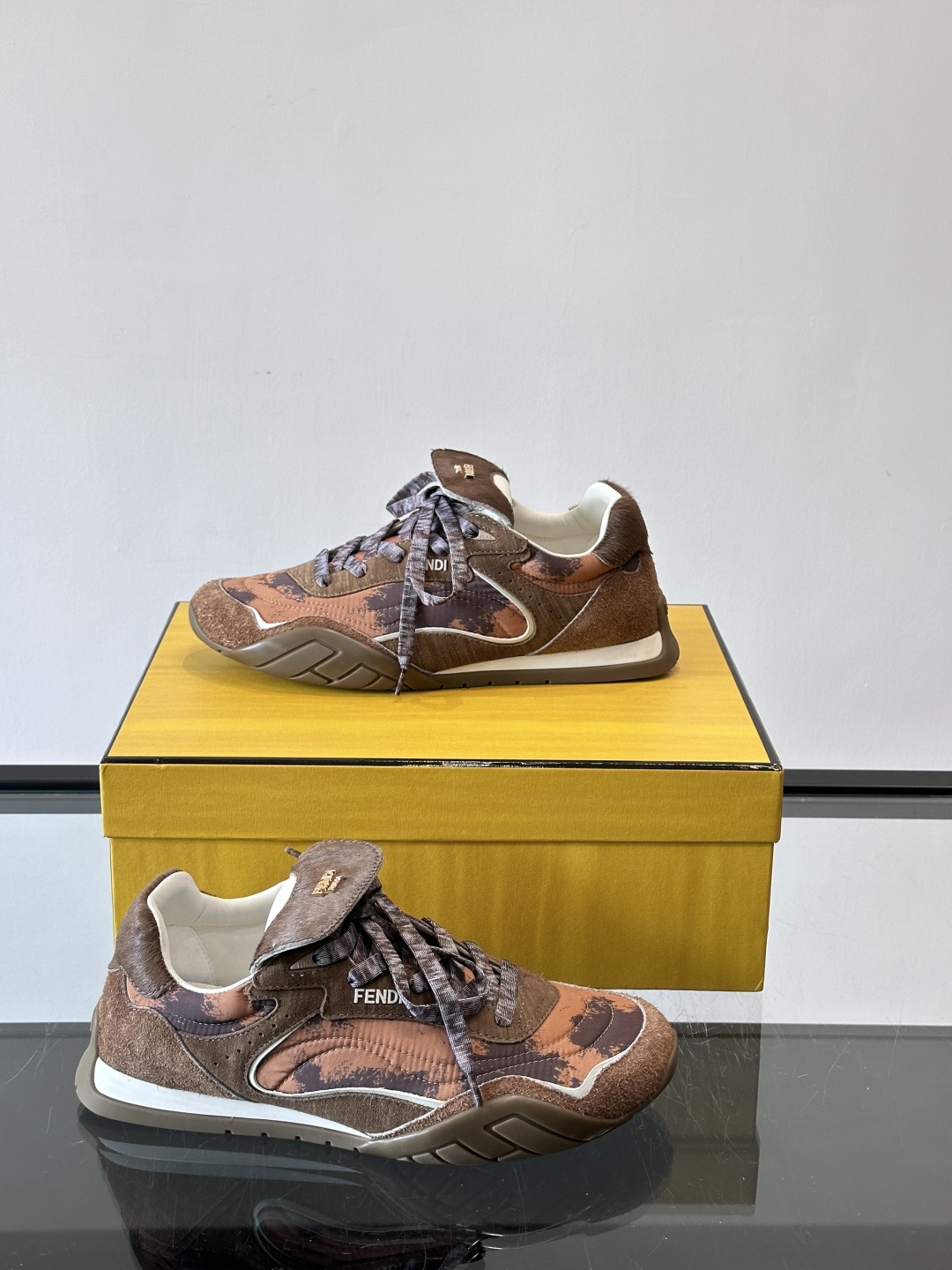 👟FENDI Wave Pulse系列运动鞋，复古做旧风格超有辨识度！鞋面用高科技布料+泼墨纹理，艺术感