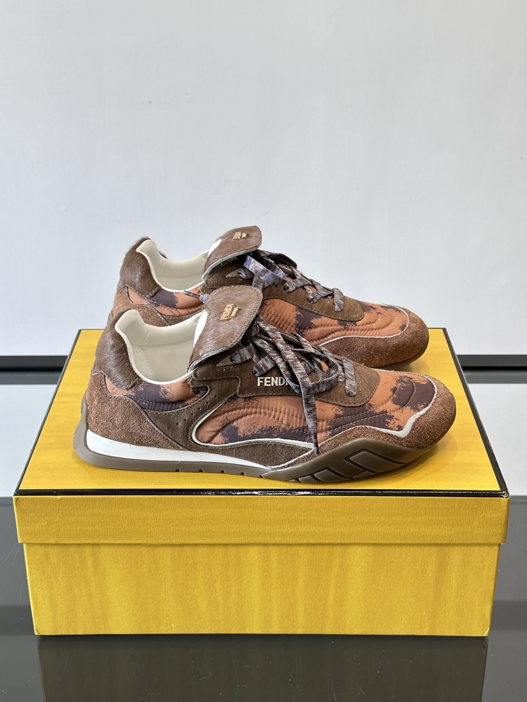 👟FENDI Wave Pulse系列运动鞋，复古做旧风格超有辨识度！鞋面用高科技布料+泼墨纹理，艺术感