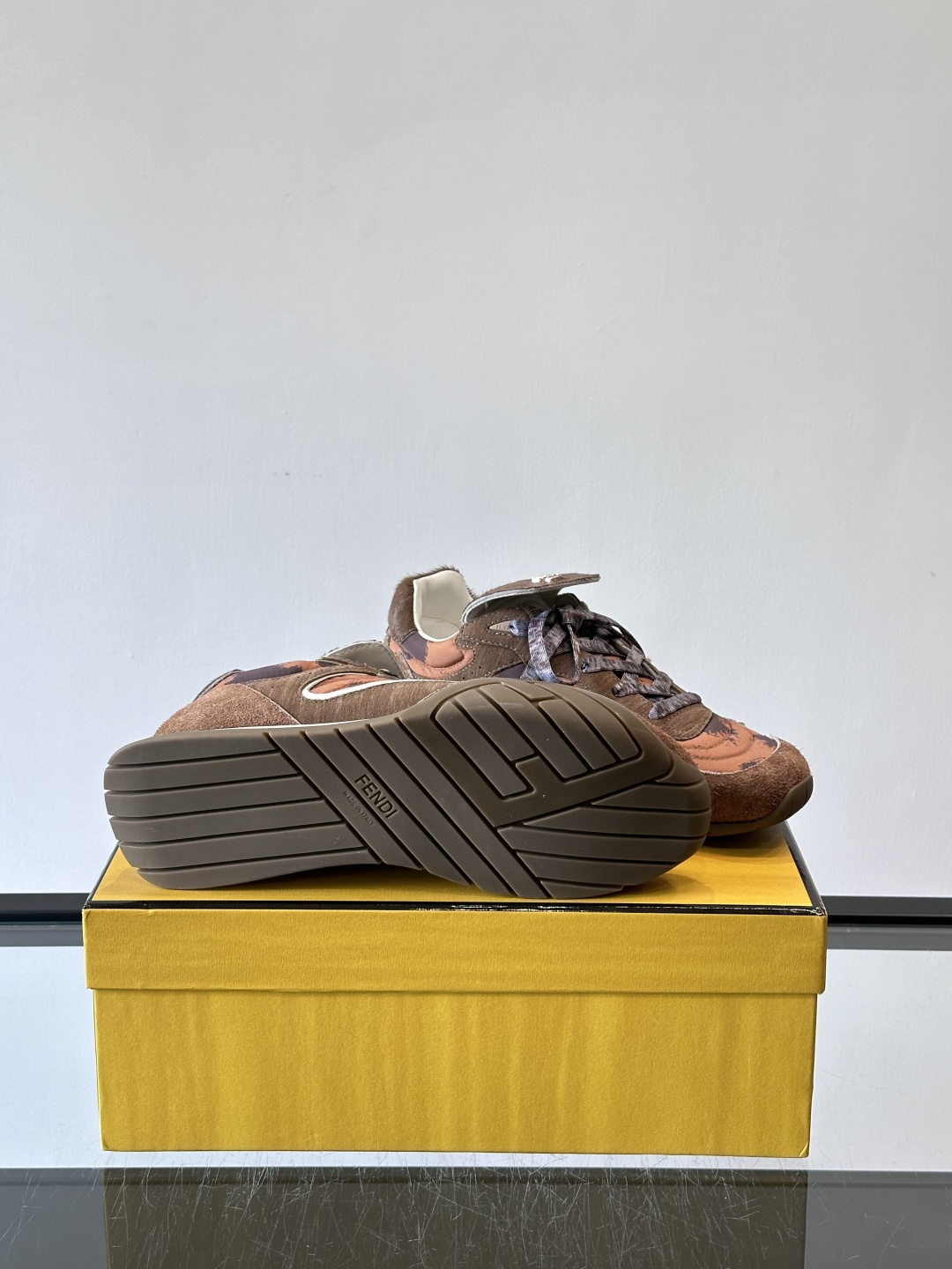 👟FENDI Wave Pulse系列运动鞋，复古做旧风格超有辨识度！鞋面用高科技布料+泼墨纹理，艺术感