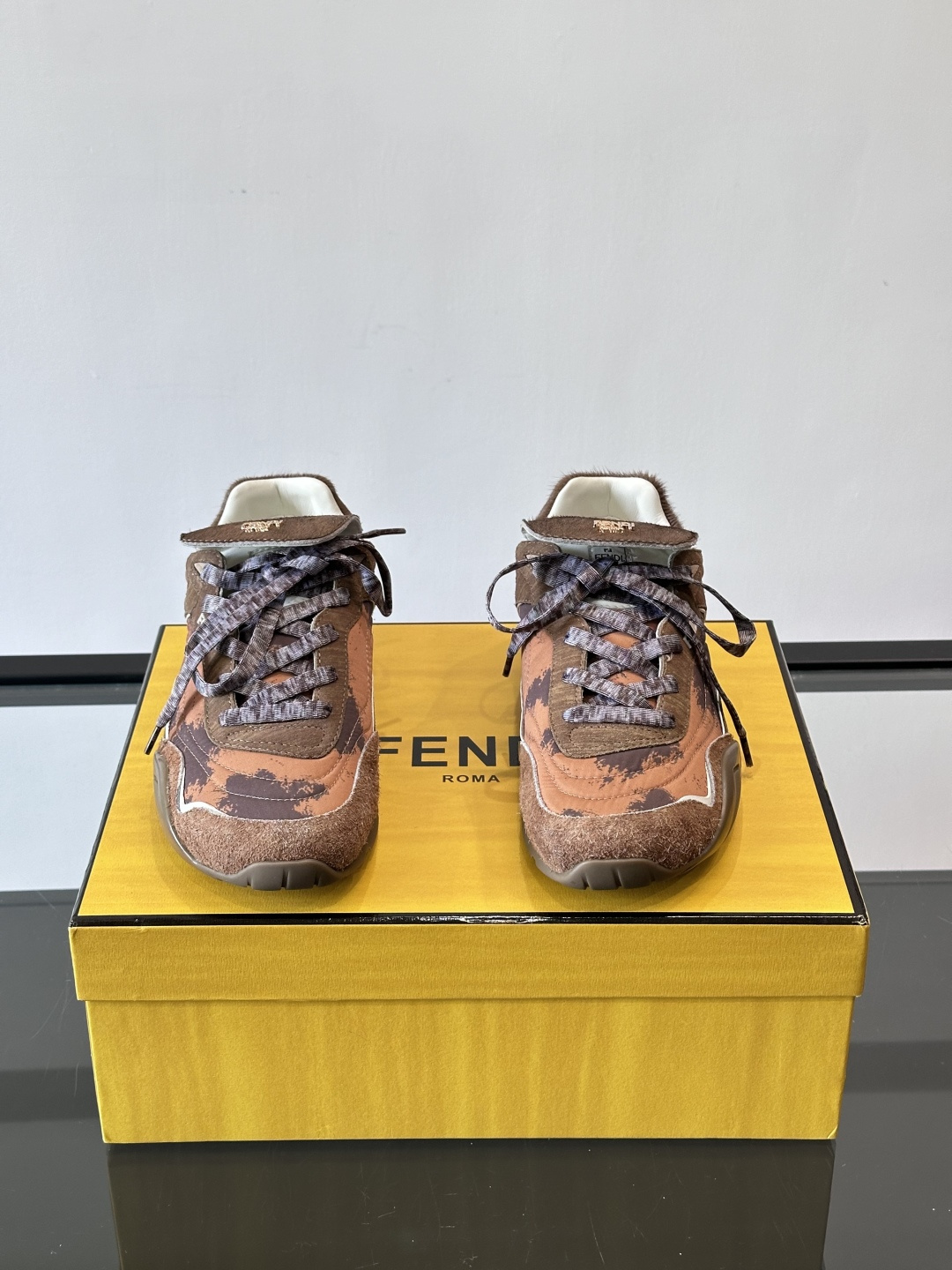 👟FENDI Wave Pulse系列运动鞋，复古做旧风格超有辨识度！鞋面用高科技布料+泼墨纹理，艺术感