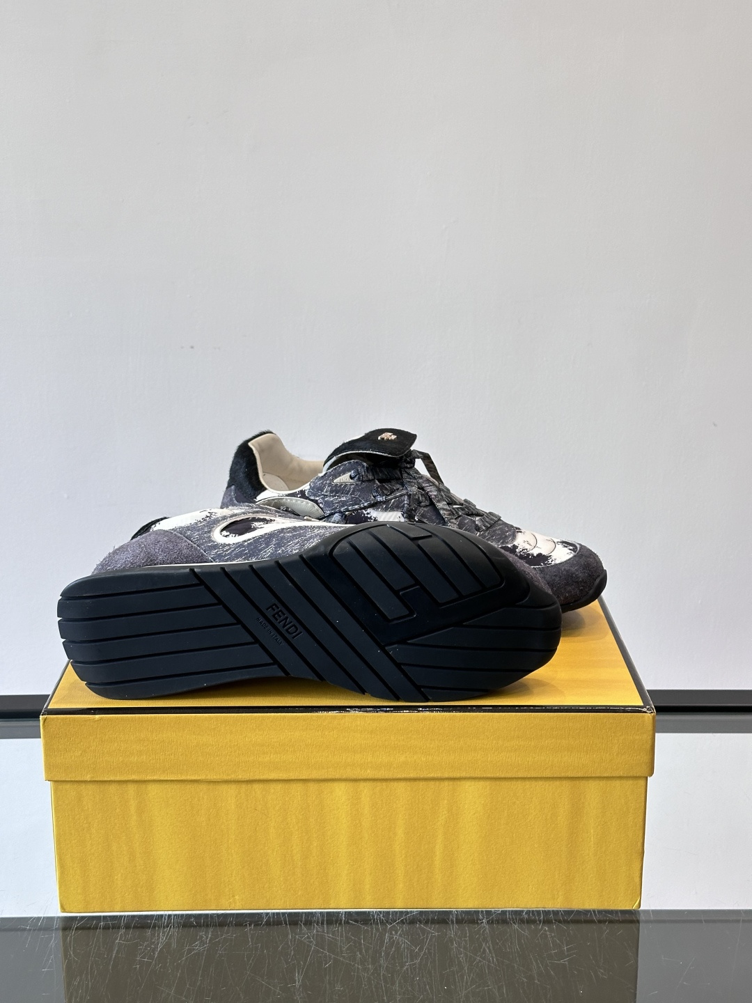 👟FENDI Wave Pulse系列运动鞋，复古做旧风格超有辨识度！鞋面用高科技布料+泼墨纹理，艺术感