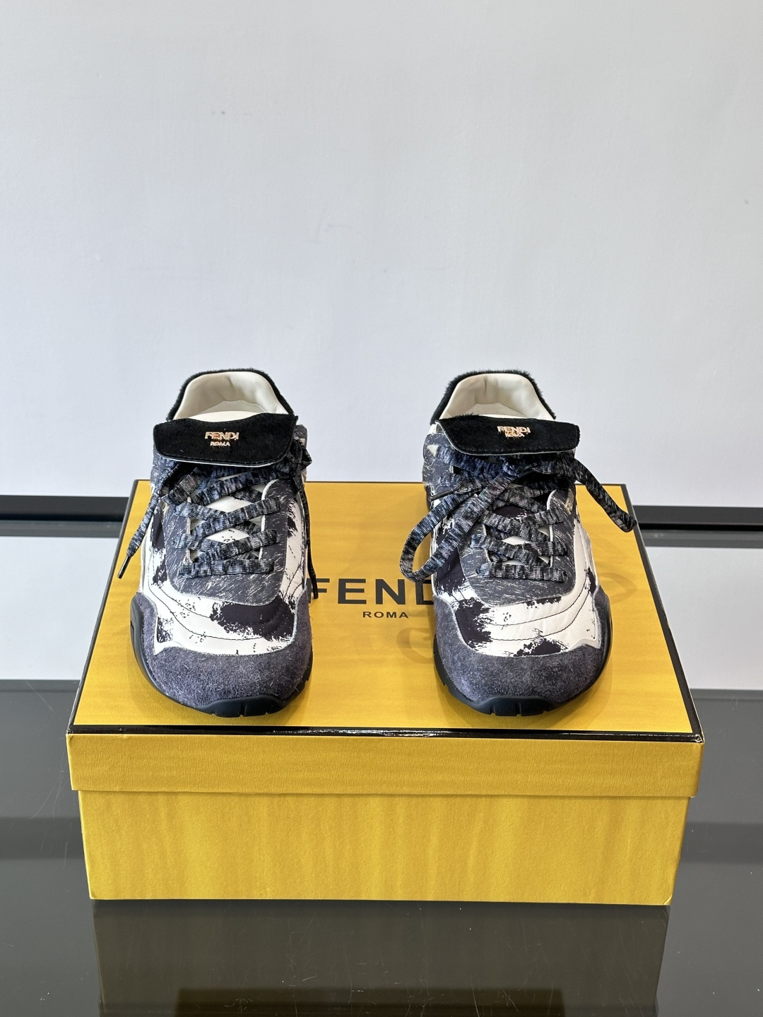 👟FENDI Wave Pulse系列运动鞋，复古做旧风格超有辨识度！鞋面用高科技布料+泼墨纹理，艺术感