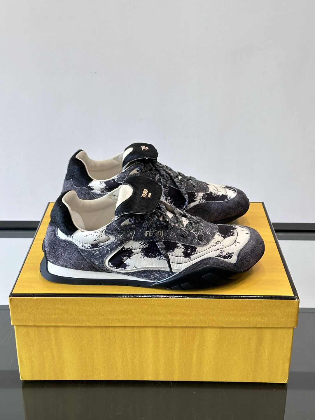 NO:729184,FENDI Wave Pulse series of sports shoes, the retro style is very recognizable!  The upper is made of high-tech fabric + splash-ink texture, full of artistic sense. The elastic lace design is easy to put on and take off and fits the shape of the foot. The rubber sole is light and wear-resistant, and very comfortable for long walks. The plush decorative details are playful and luxurious. Pair it with a sweater or windbreaker in autumn and winter, and you can easily get American campus style or lazy noble style, fashionable and practical!  ,size39-44 (38.45 customized),,fendi,sneakers,hoodie,sweatshirts19860909FENDI Wave Pulse系列运动鞋,复古做旧风格超有辨识度！鞋面用高科技布料+泼墨纹理,艺术感满满.弹力系带设计,穿脱方便又贴合脚型.橡胶鞋底轻便耐磨,长时间走路也很舒适.毛绒装饰细节,俏皮又奢华.秋冬搭配卫衣或风衣,轻松get美式校园风or慵懒贵气风,时尚实用两不误！ ,size39-44（38.45定制）,,fendi,sneakers,hoodie,sweatshirts,Men's shoes