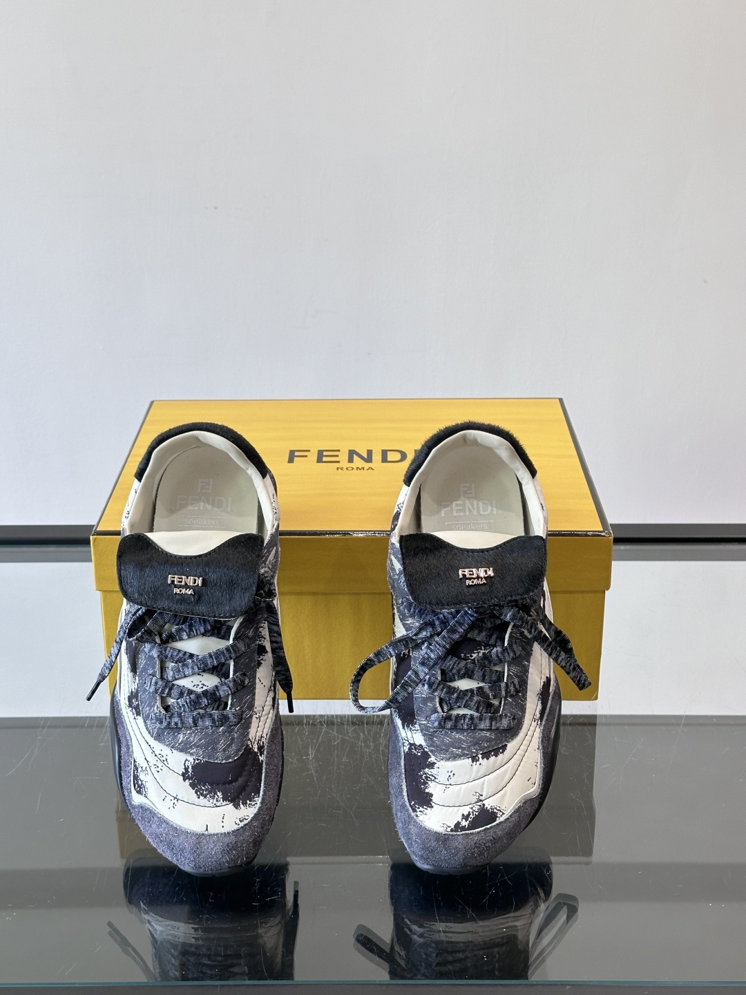 👟FENDI Wave Pulse系列运动鞋，复古做旧风格超有辨识度！鞋面用高科技布料+泼墨纹理，艺术感