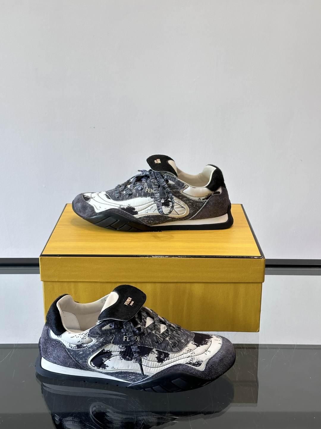 👟FENDI Wave Pulse系列运动鞋，复古做旧风格超有辨识度！鞋面用高科技布料+泼墨纹理，艺术感