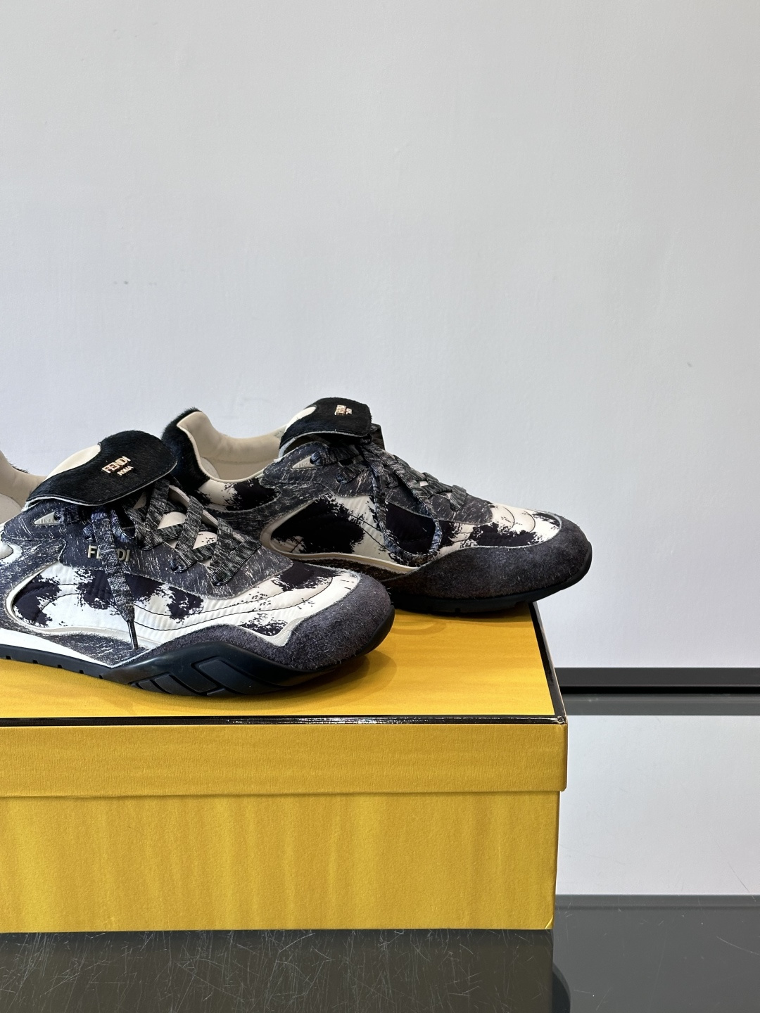 👟FENDI Wave Pulse系列运动鞋，复古做旧风格超有辨识度！鞋面用高科技布料+泼墨纹理，艺术感