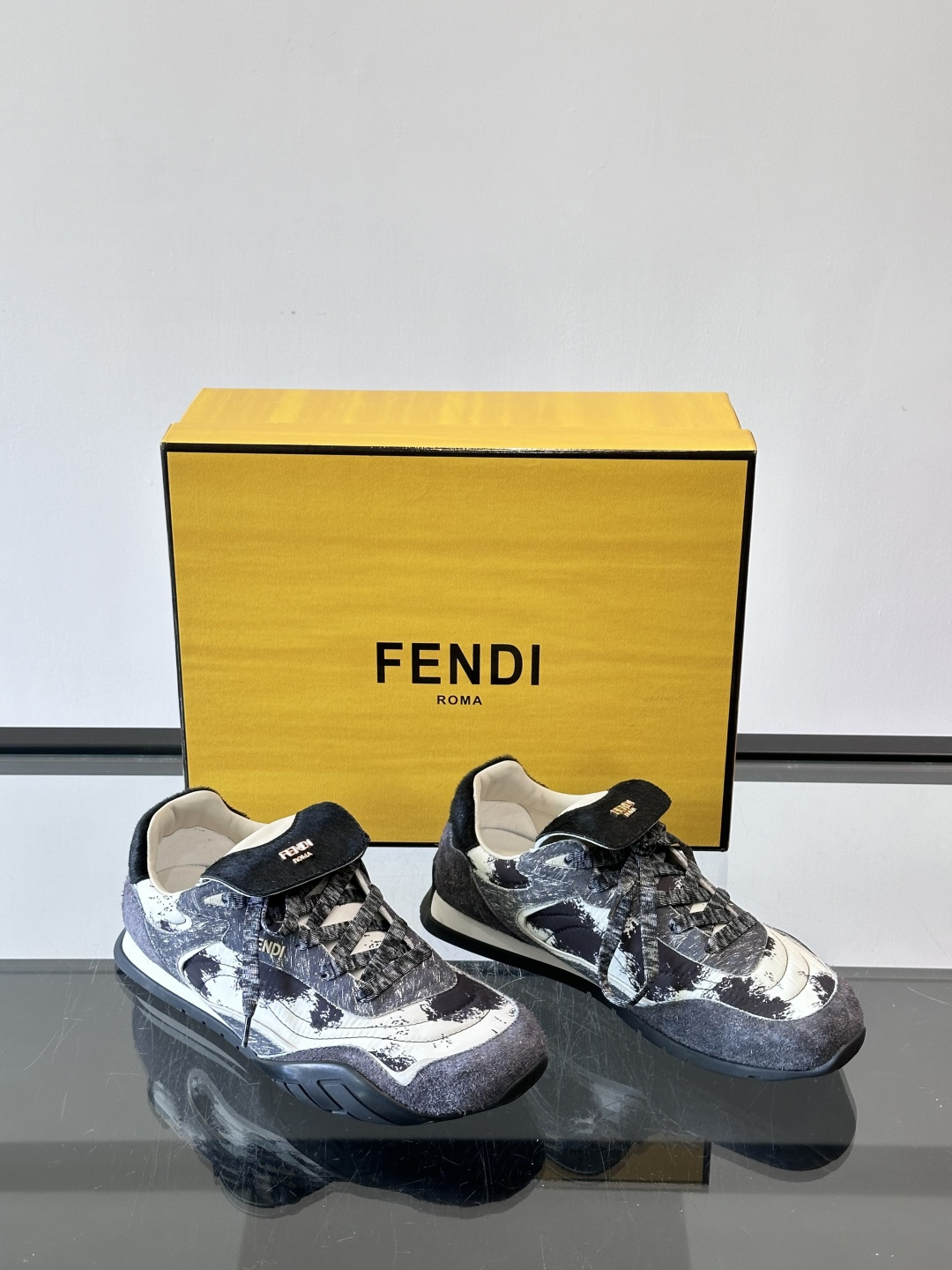 👟FENDI Wave Pulse系列运动鞋，复古做旧风格超有辨识度！鞋面用高科技布料+泼墨纹理，艺术感