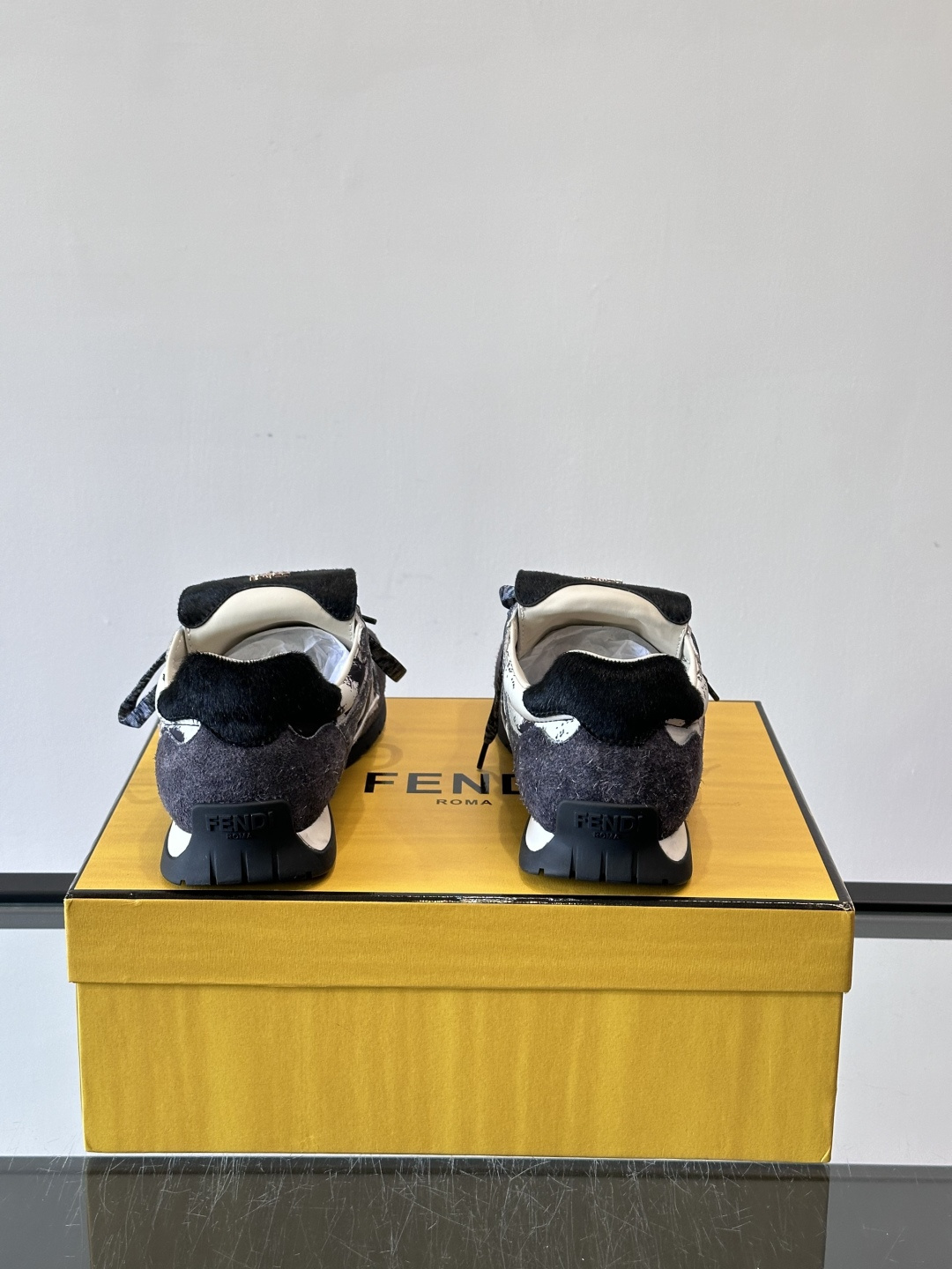 👟FENDI Wave Pulse系列运动鞋，复古做旧风格超有辨识度！鞋面用高科技布料+泼墨纹理，艺术感