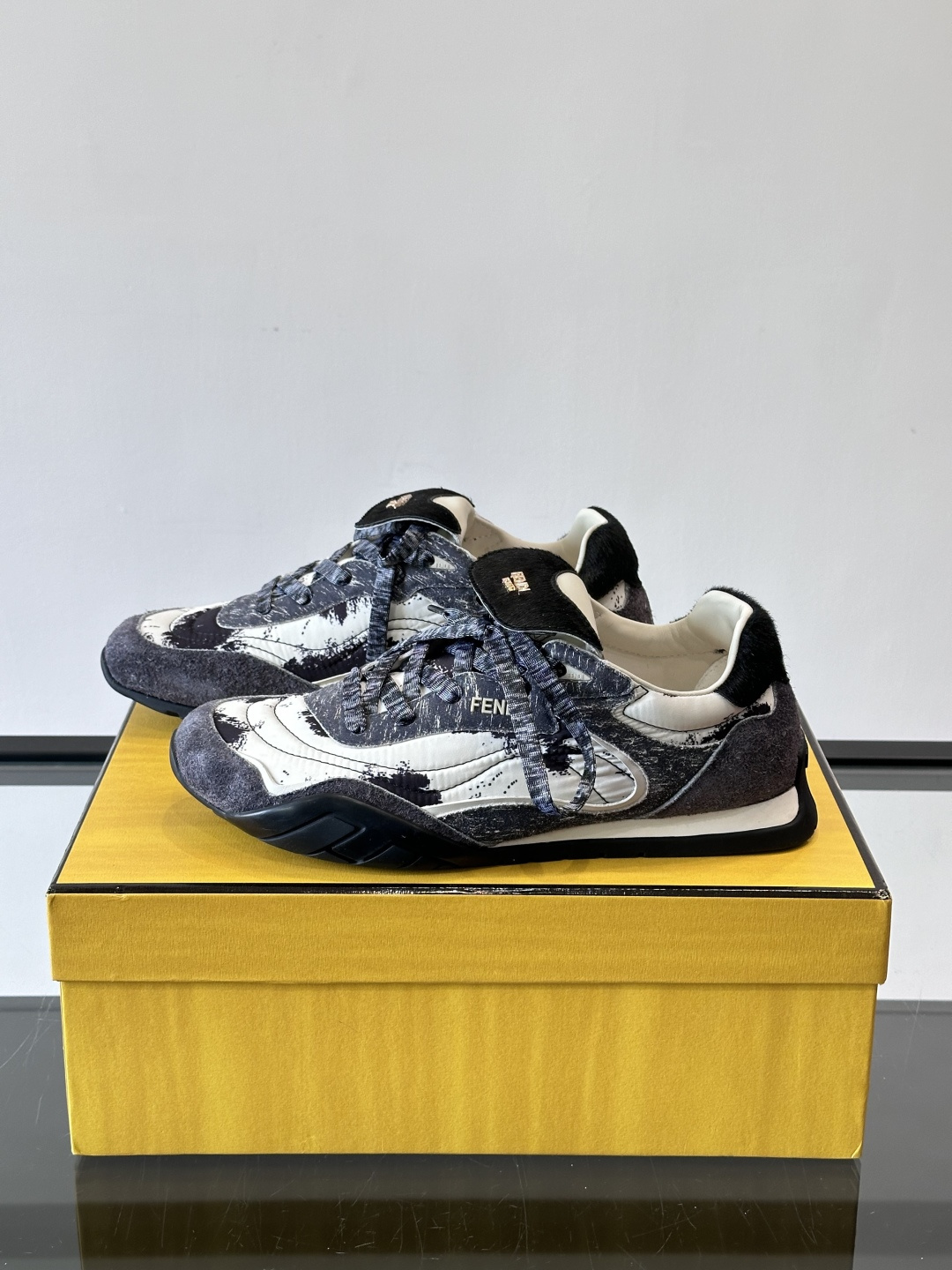 👟FENDI Wave Pulse系列运动鞋，复古做旧风格超有辨识度！鞋面用高科技布料+泼墨纹理，艺术感