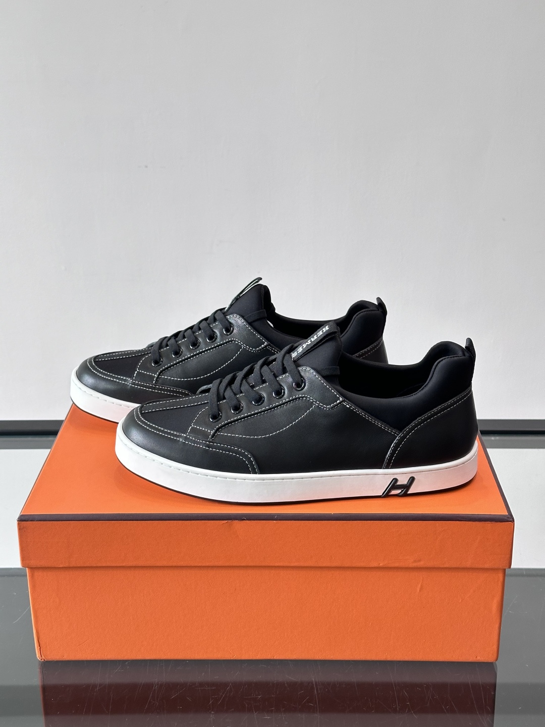 Hermès Black & White运动鞋​​👟Hermès Black & White运动鞋，简约