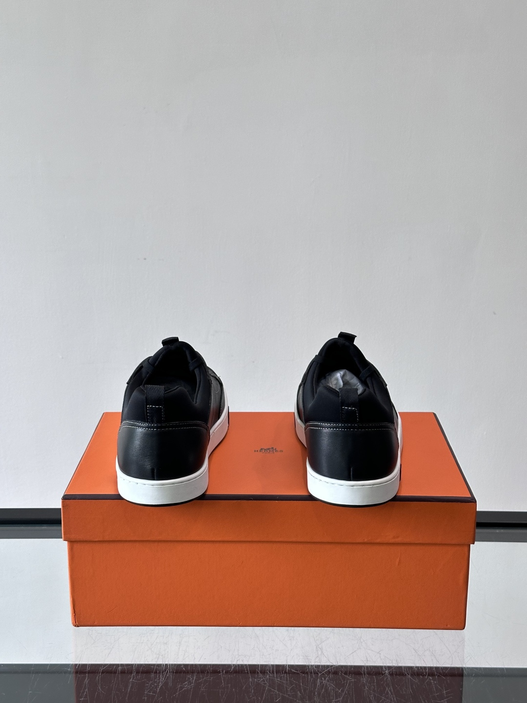 Hermès Black & White运动鞋​​👟Hermès Black & White运动鞋，简约