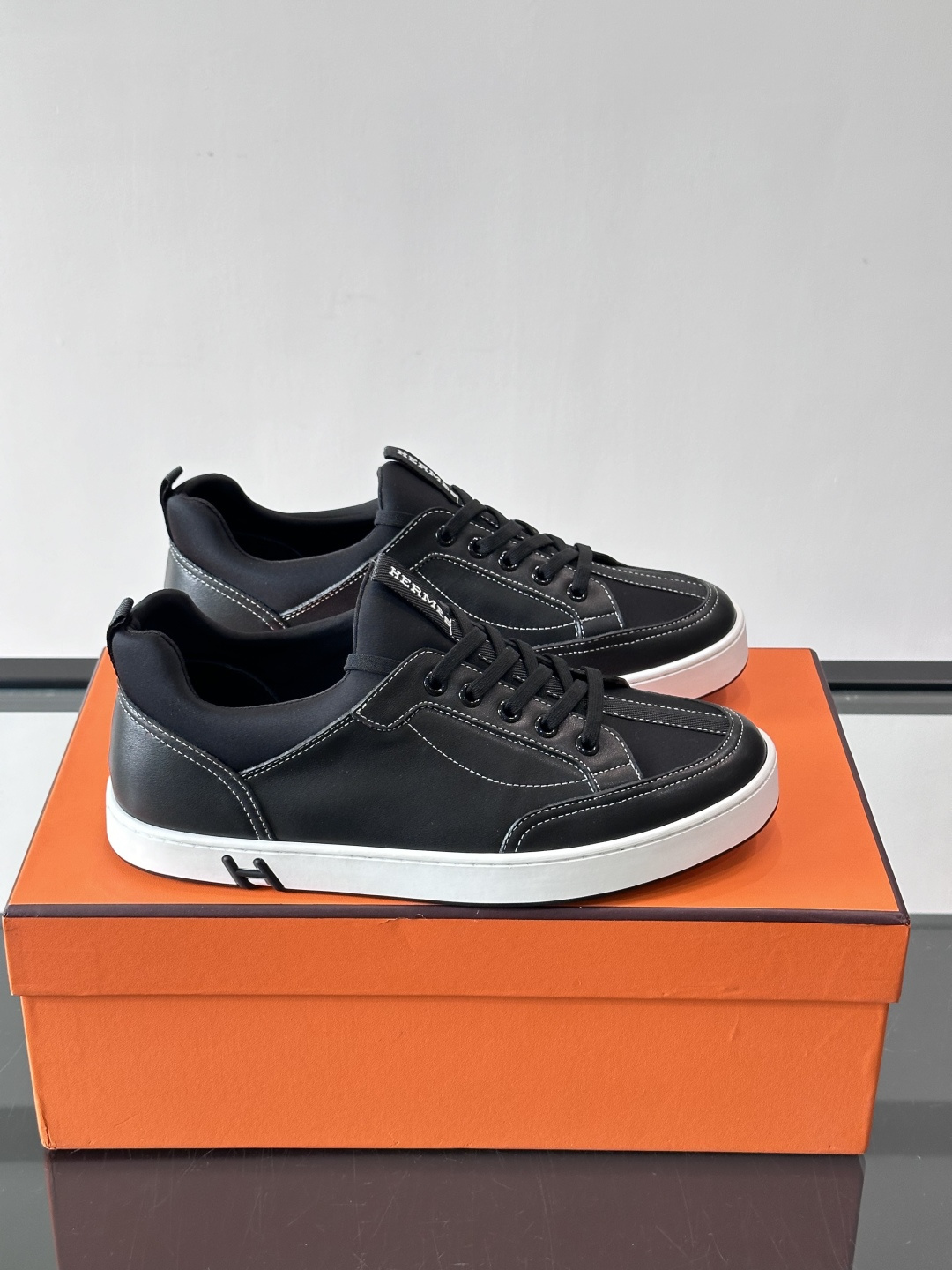 Hermès Black & White运动鞋​​👟Hermès Black & White运动鞋，简约