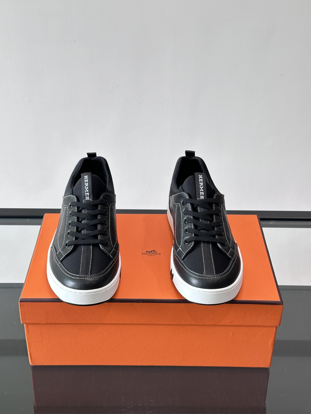 Hermès Black & White运动鞋​​👟Hermès Black & White运动鞋，简约